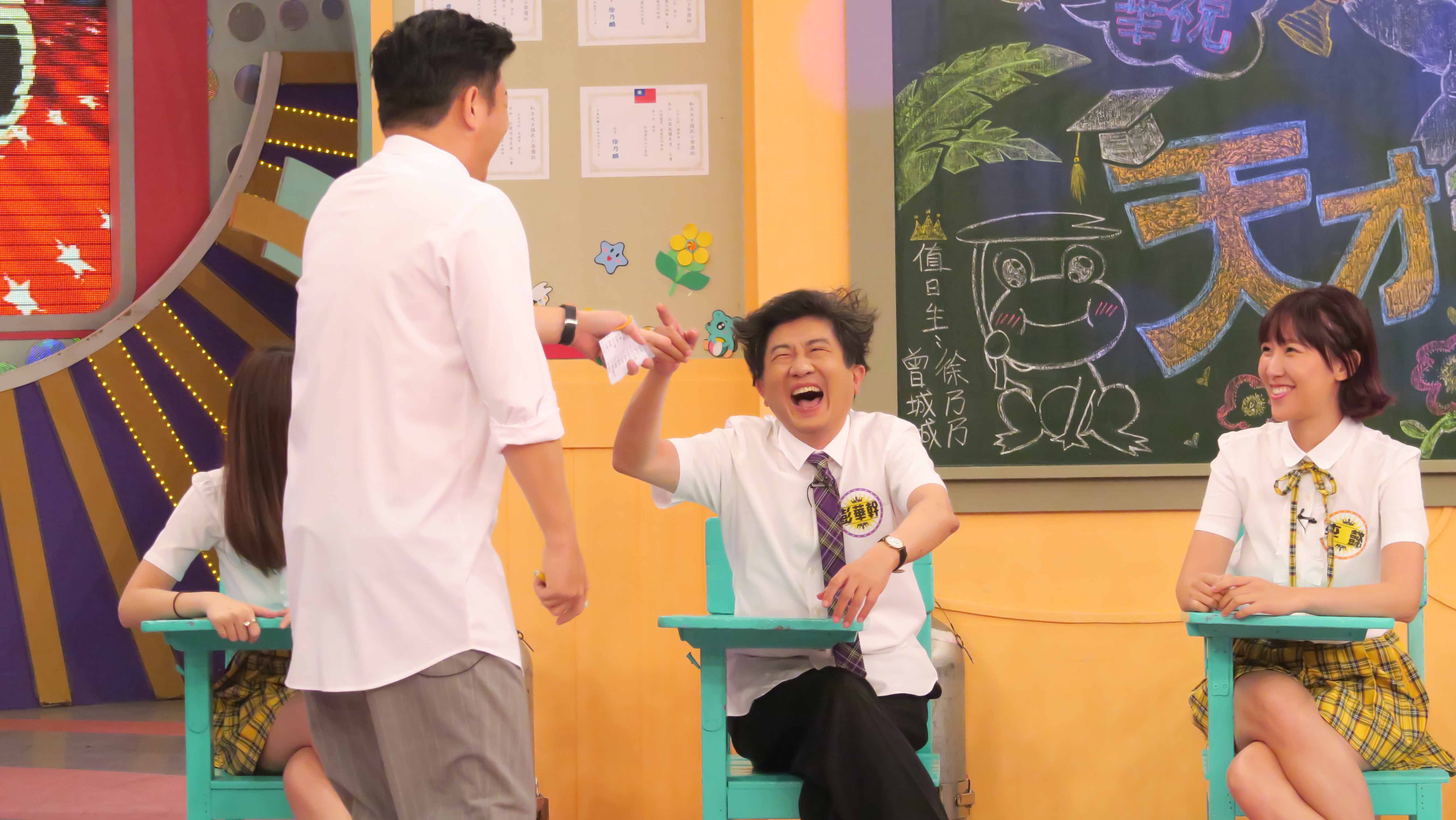 彭華幹（右2）玩遊戲玩到頭髮被乾冰吹飛，模樣好笑。（華視提供）