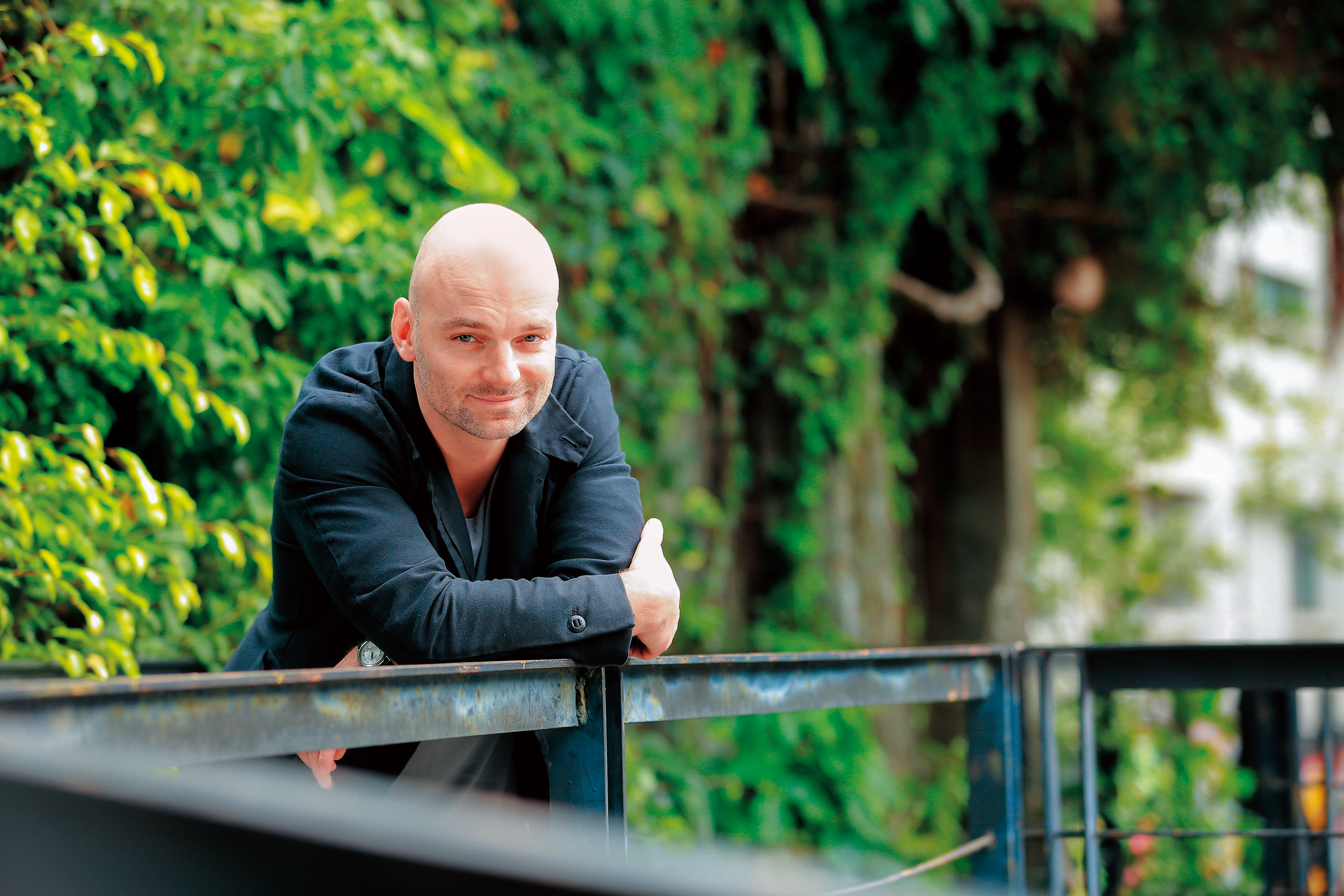 導演湯瑪士斯圖伯透過拍片為小人物發聲。