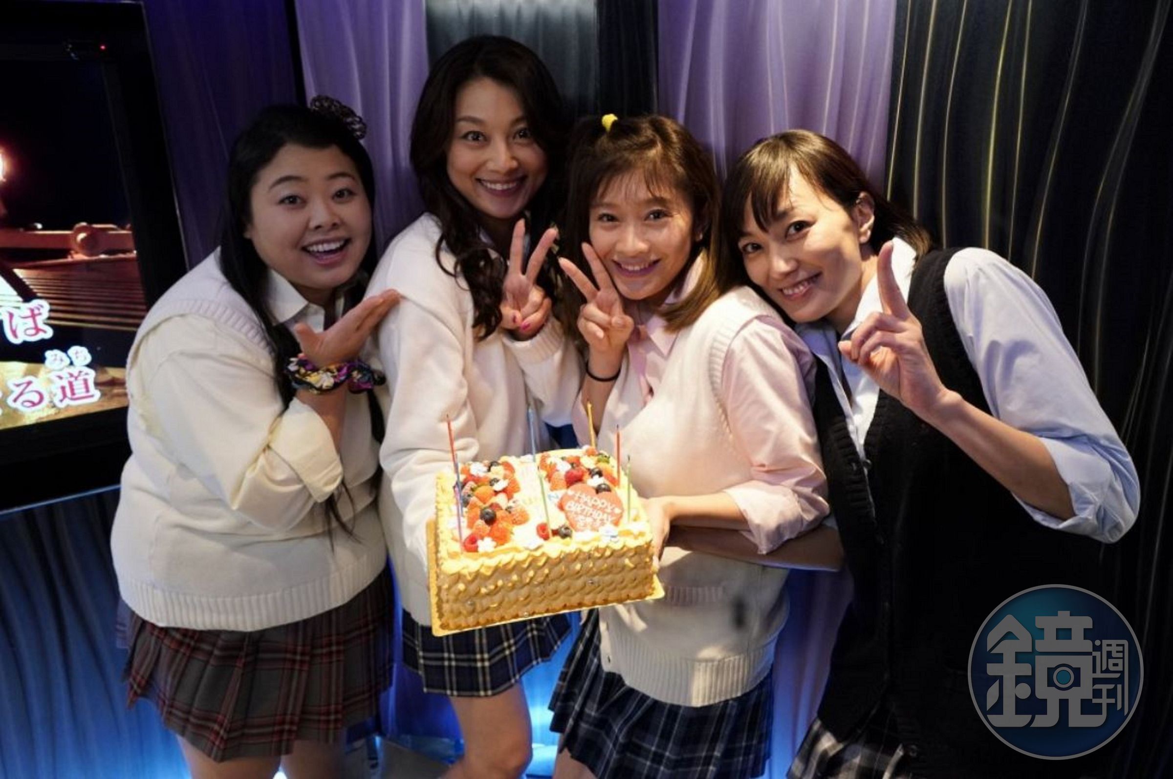 日前篠原涼子和成人版「Sunny」的成員渡邊直美、小池榮子和板谷由夏，一起扮高校制服辣妹回味青春。（Catchplay提供）