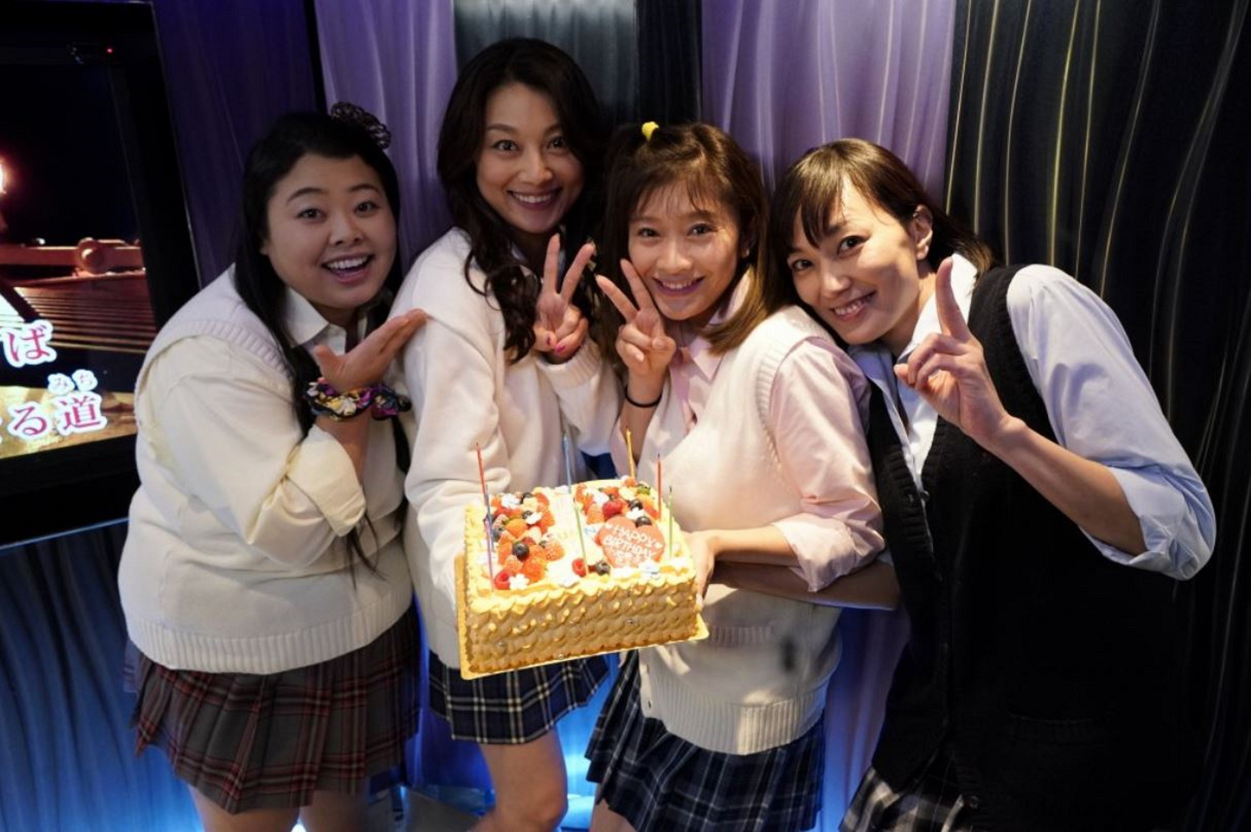 日前篠原涼子和成人版「Sunny」的成員渡邊直美、小池榮子和板谷由夏，一起扮高校制服辣妹回味青春。（Catchplay提供）