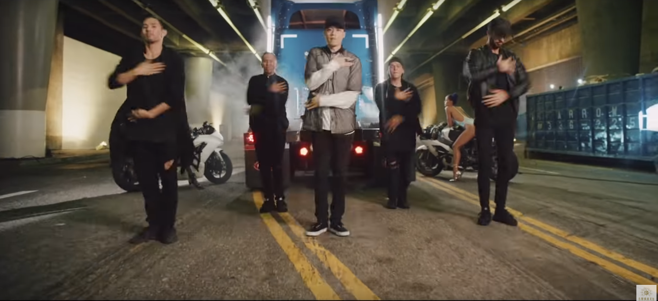 周湯豪的〈Turn up〉在洛杉磯知名街道封街拍攝。（太陽娛樂提供）