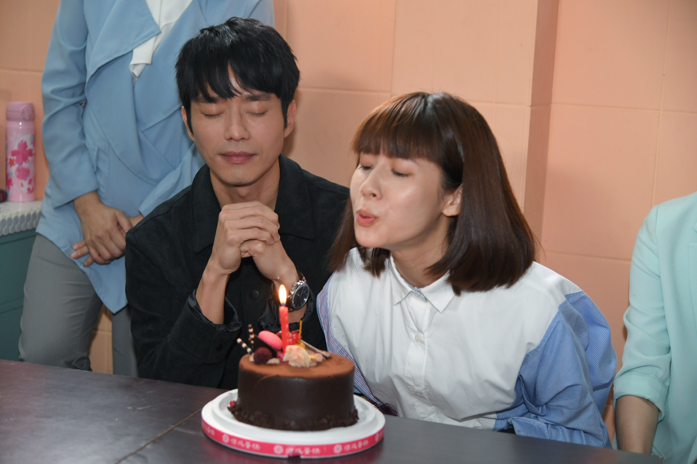 連俞涵提前慶生，表情逗趣。（三立提供）