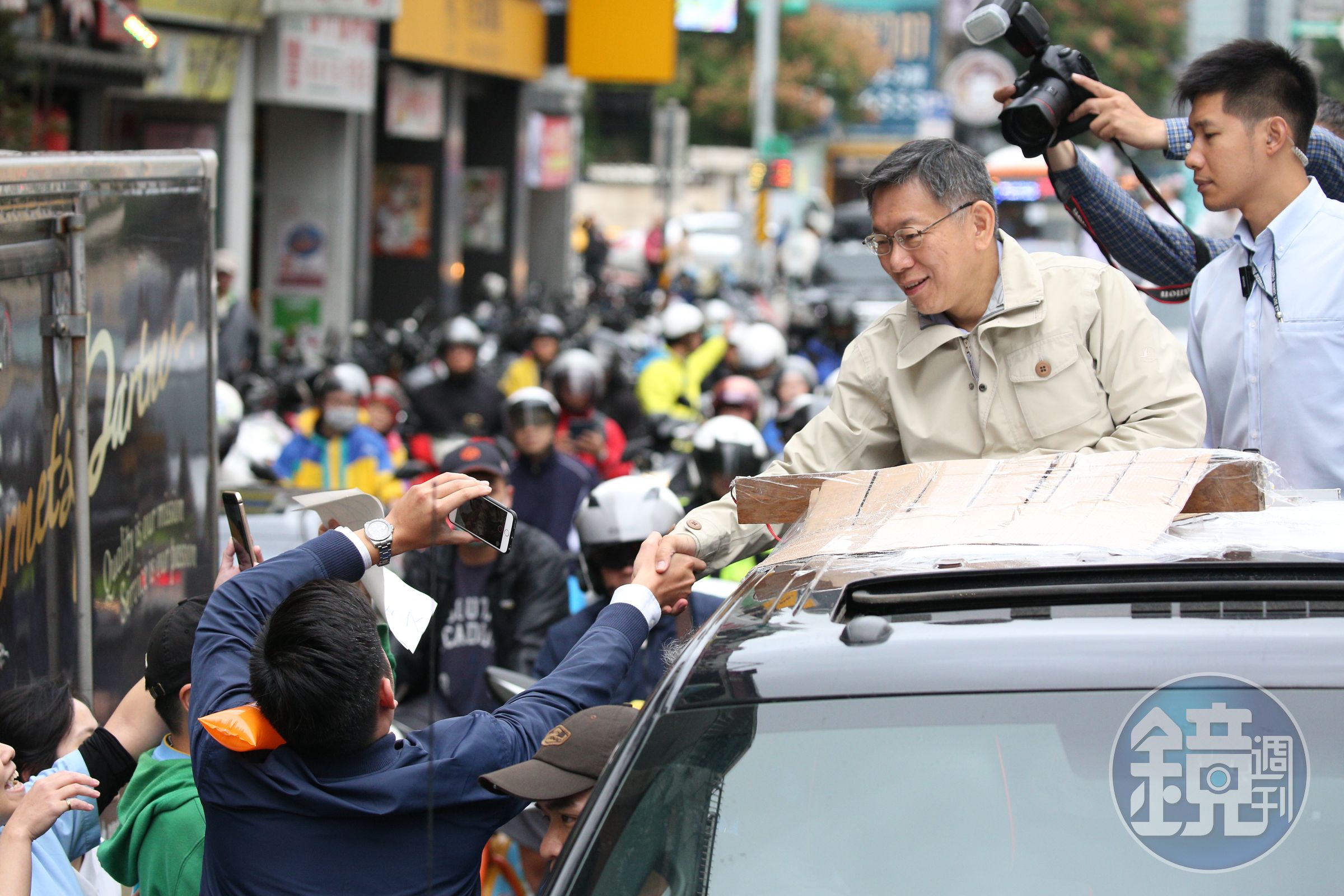 台北市長柯文哲抓緊選前最後一夜掃街造勢，林錦昌、李永豐也前來支持。
