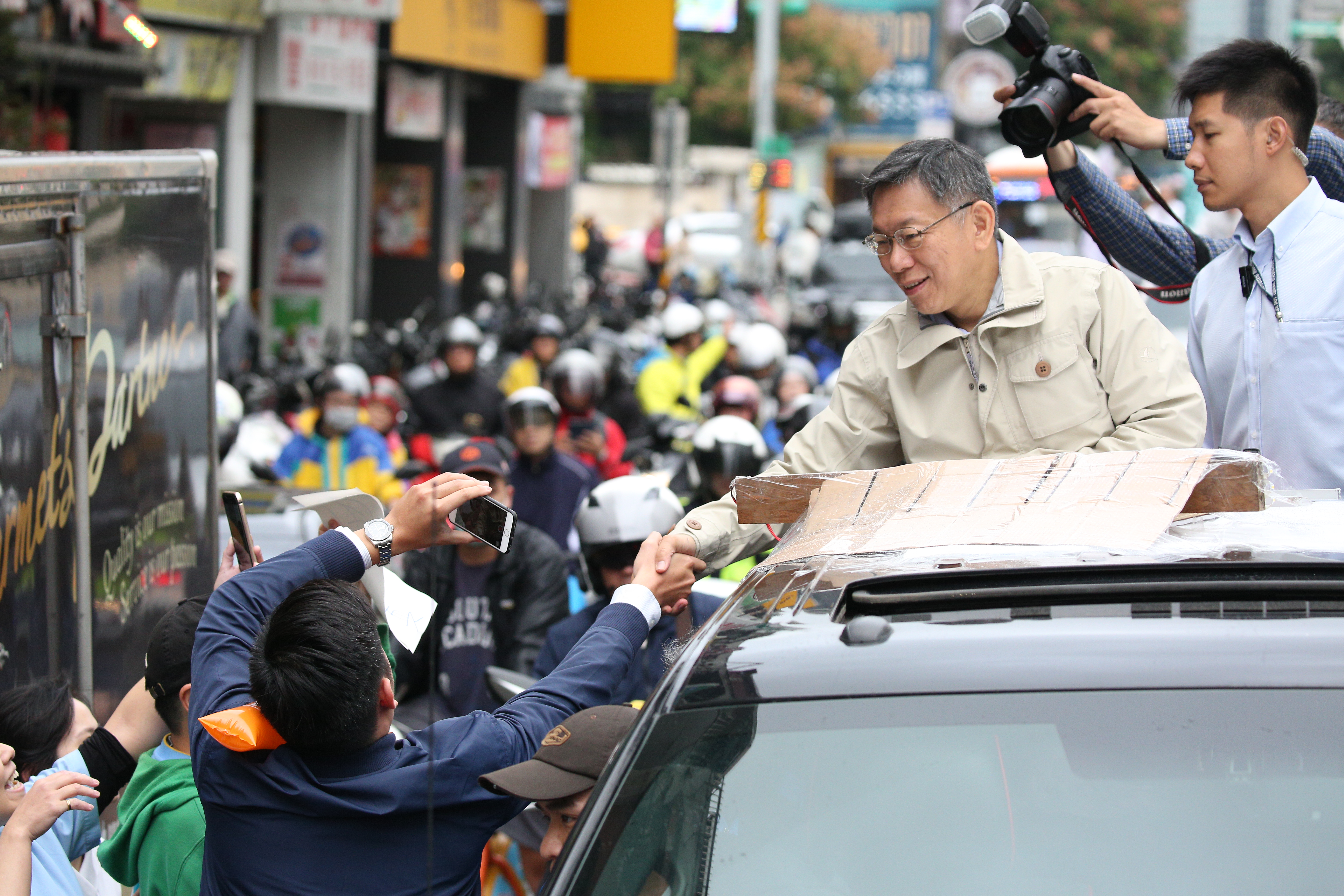 台北市長柯文哲抓緊選前最後一夜掃街造勢，林錦昌、李永豐也前來支持。