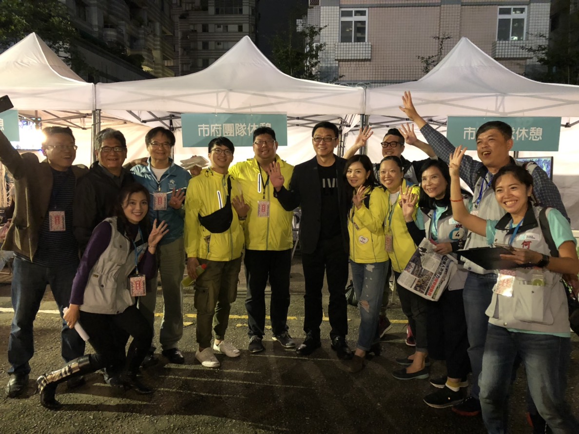 台北市長柯文哲在四四南村舉辦選前之夜,文化總會秘書長林錦昌(中間黑衣者)、紙風車文教基金會執行長李永豐(左二)也前來支持。(讀者提供)