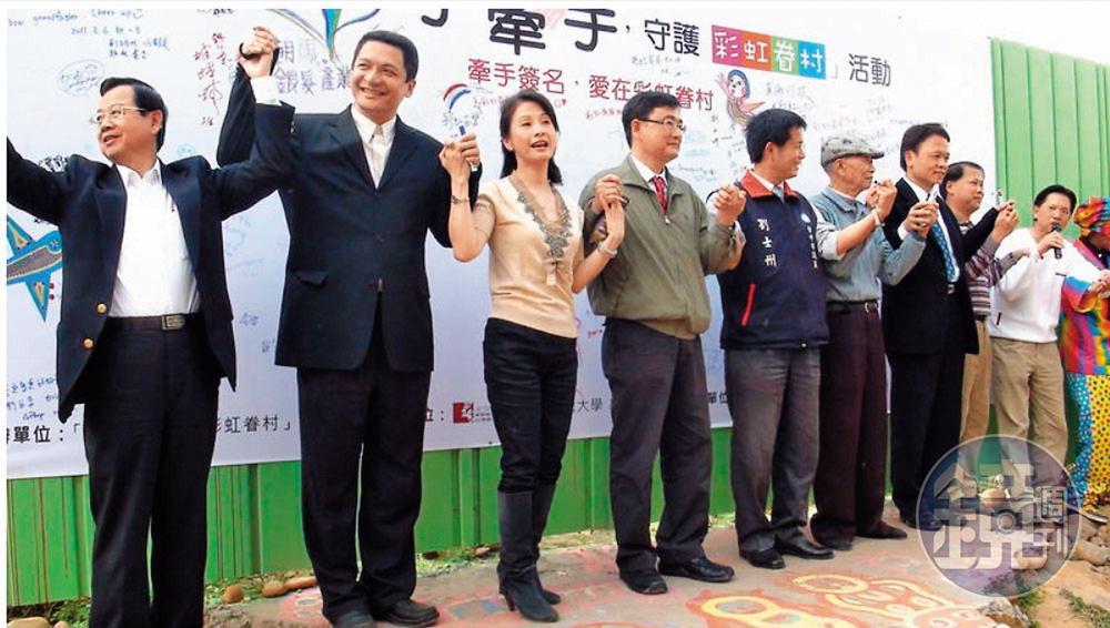 林株南（左1）與文化局長葉樹姍（左2）、立委黃國書（左3）等人，參與守護彩虹眷村活動。（讀者提供）