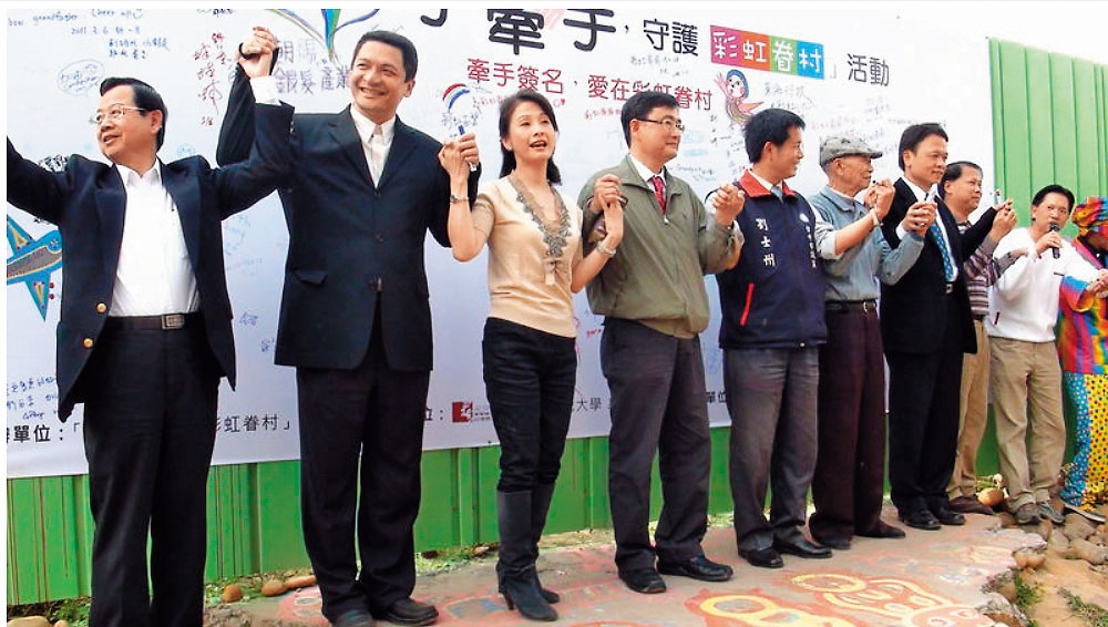 林株南(左1)與文化局長葉樹姍(左2)、立委黃國書(左3)等人,參與守護彩虹眷村活動。(讀者提供)