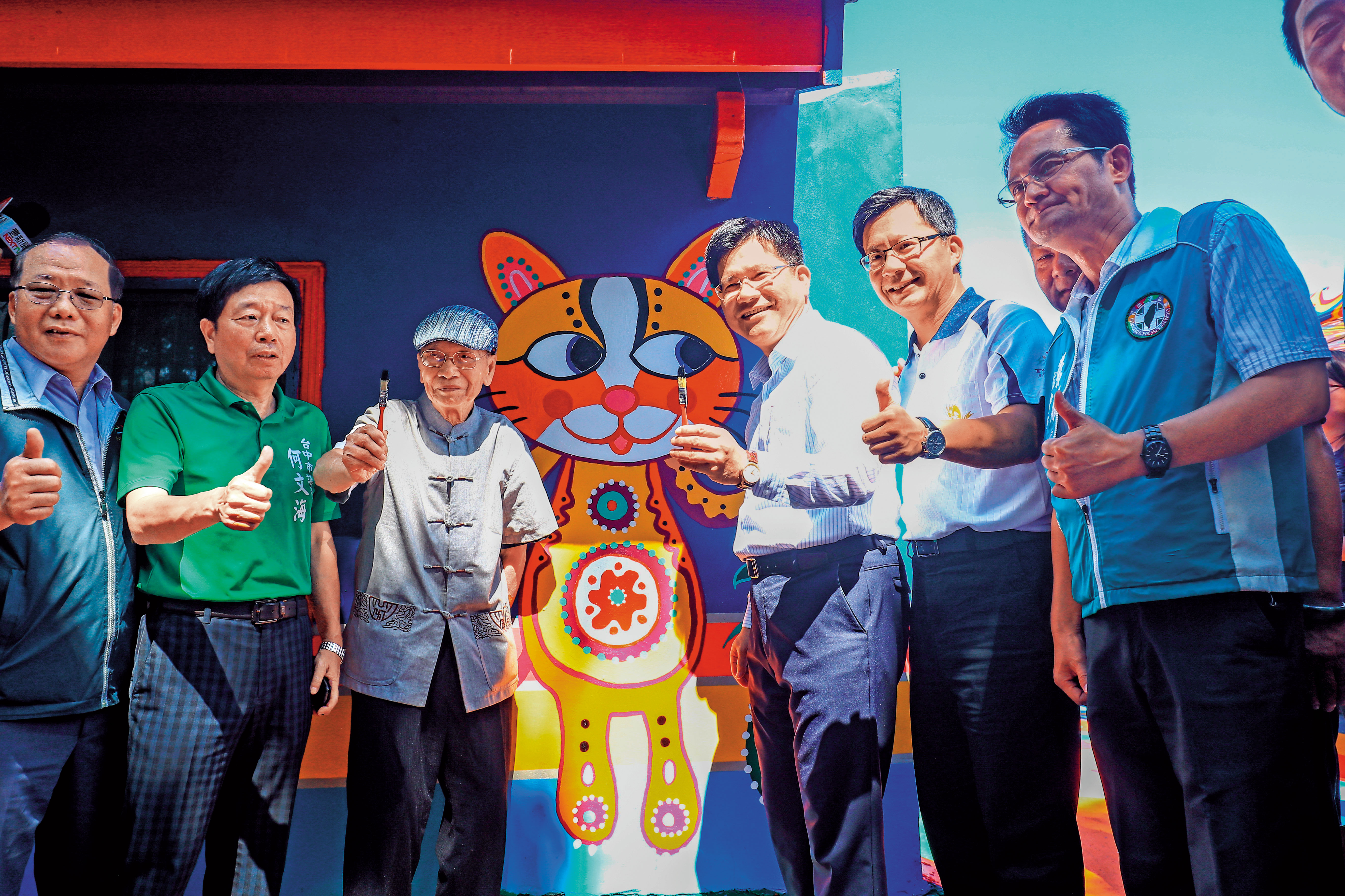 市長林佳龍請彩虹爺爺黃永阜擔任花博代言人，盛讚他是「台中的寶貝」。（台中市政府提供）