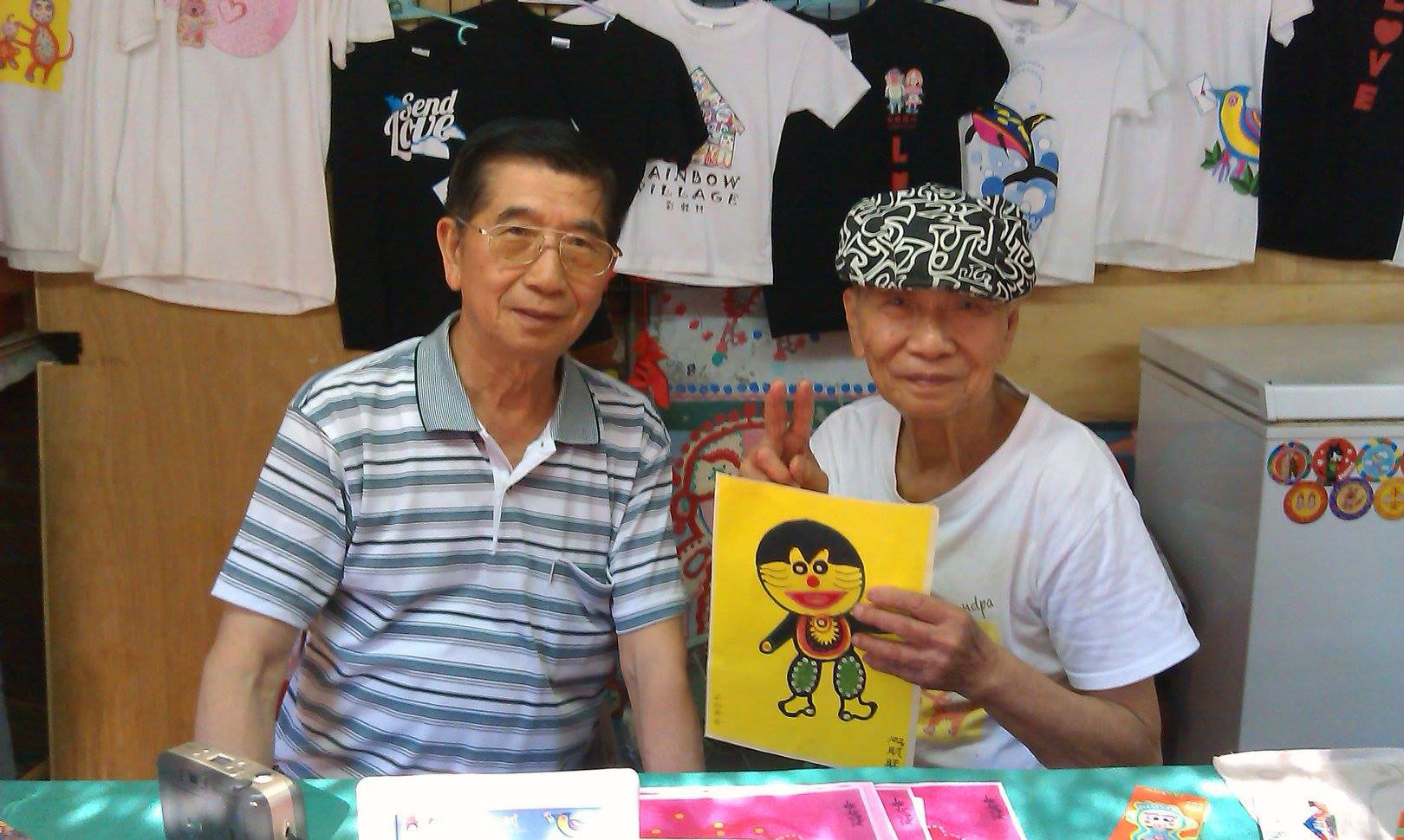 黃孔輝(左)聲稱,擁有哥哥、彩虹爺爺(右)的「著作人格權授權契約書」。(翻攝自彩虹村彩虹爺爺FB)
