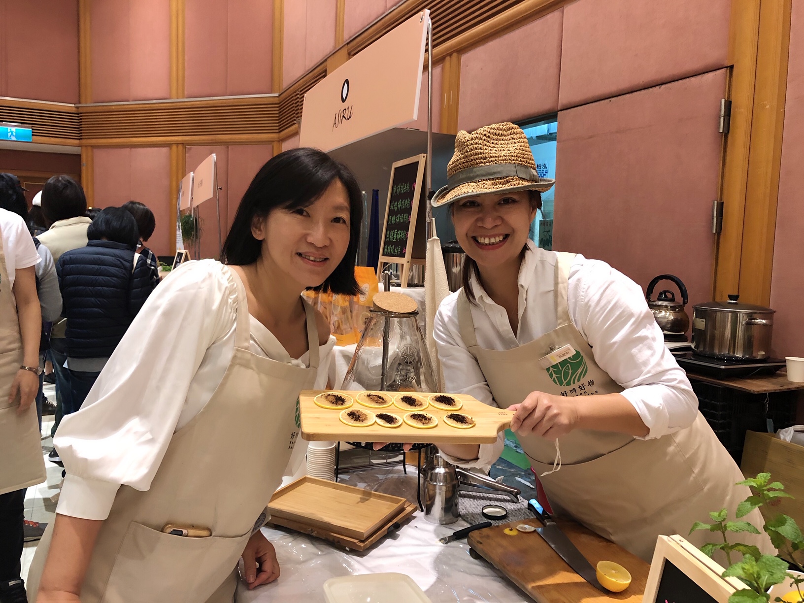 策展人高靜玉（左）與「ASIRU黃檸檬」老闆娘高舒奈合影。