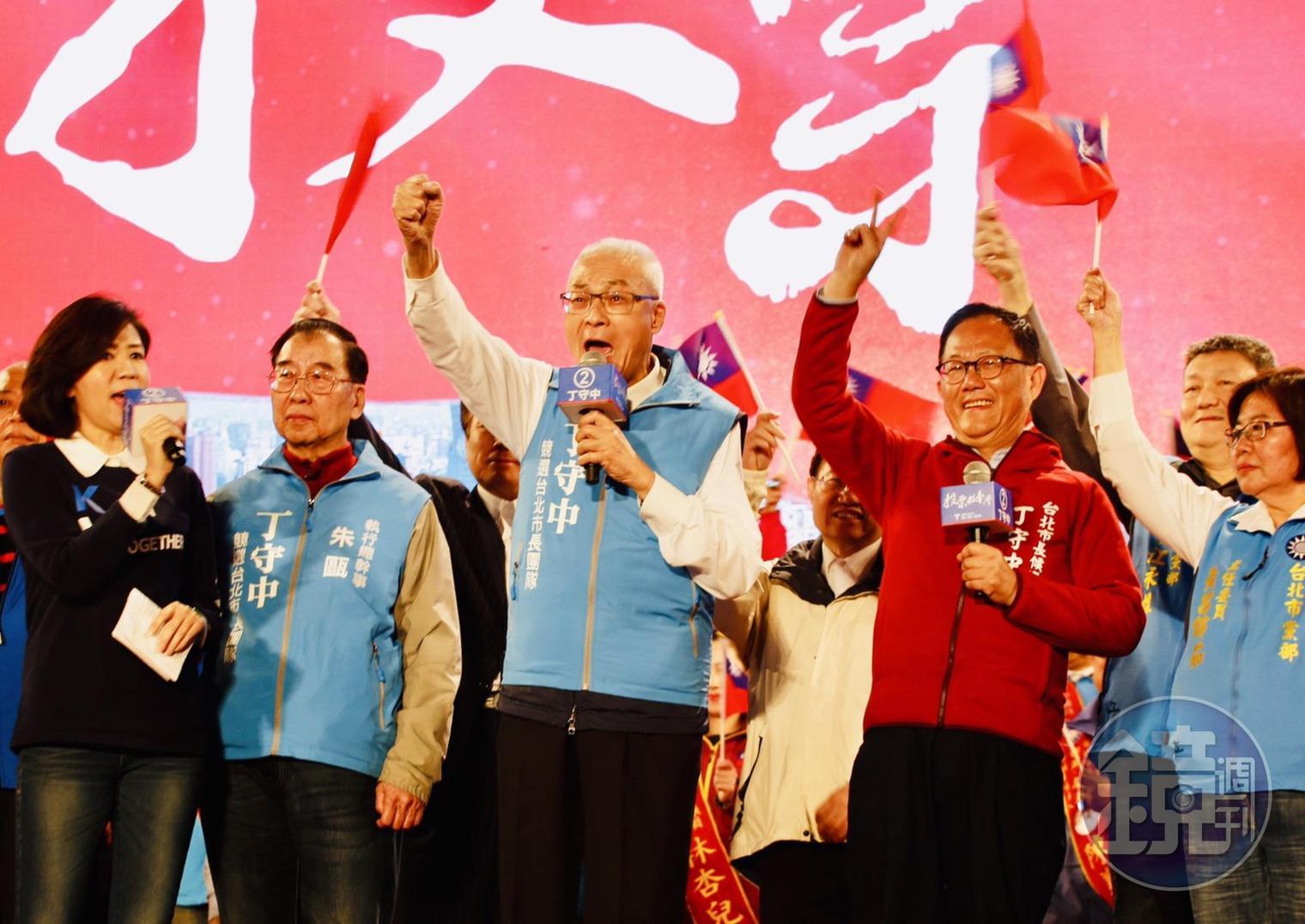 丁守中今(23日)在凱道舉辦選前之夜,國民黨主席吳敦義替丁守中站台。