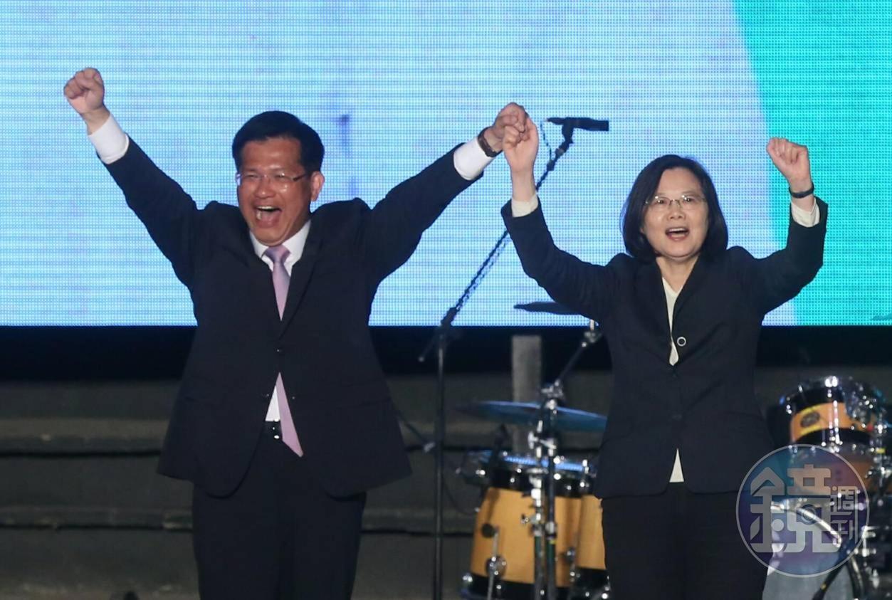 民進黨主席蔡英文率先抵達台中，為民進黨台中市長候選人林佳龍站台助選。