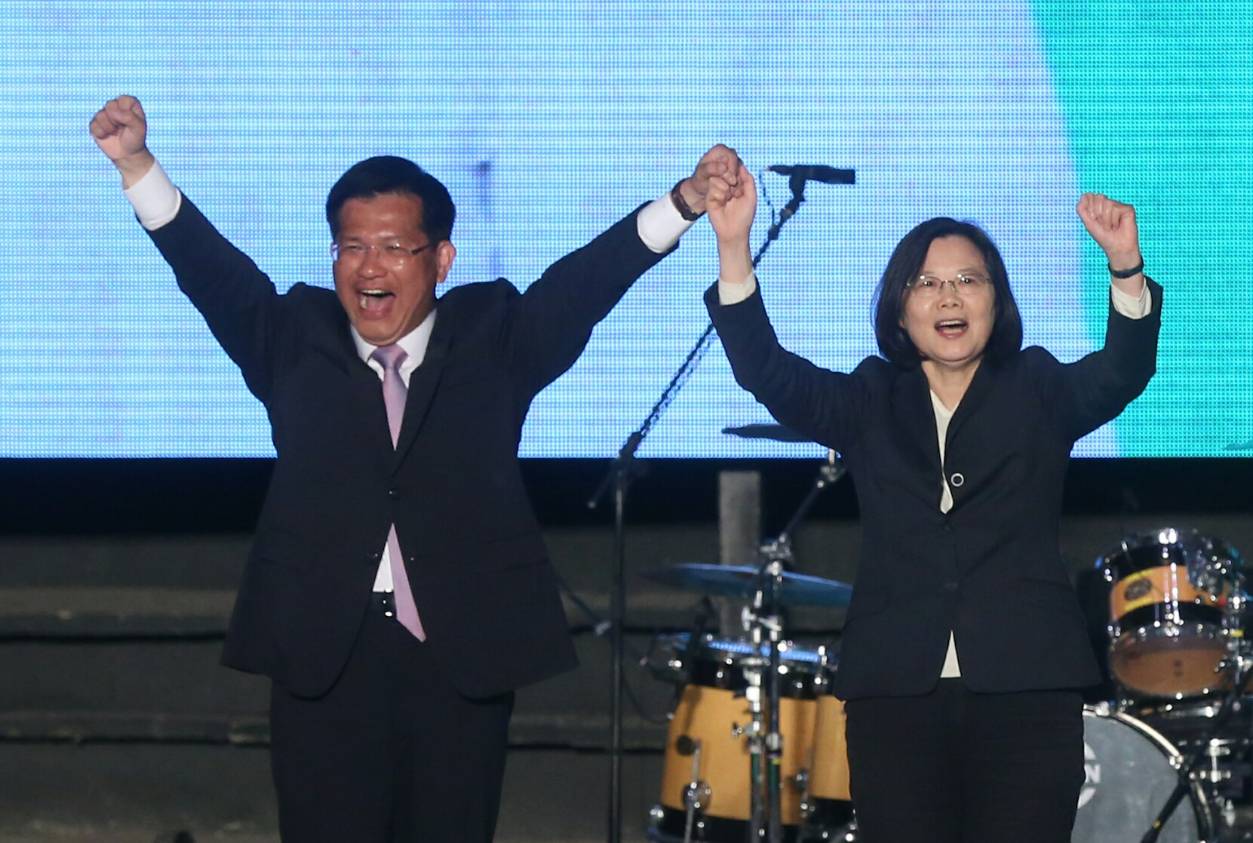 民進黨主席蔡英文率先抵達台中，為民進黨台中市長候選人林佳龍站台助選。