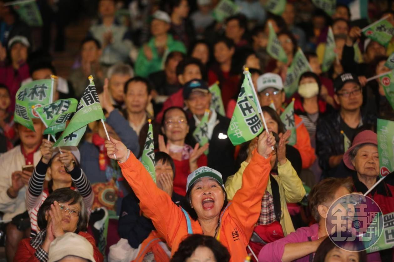 林佳龍選前之夜，主辦單位宣稱造勢晚會現場湧入3萬人，把圓滿戶外劇場擠滿。