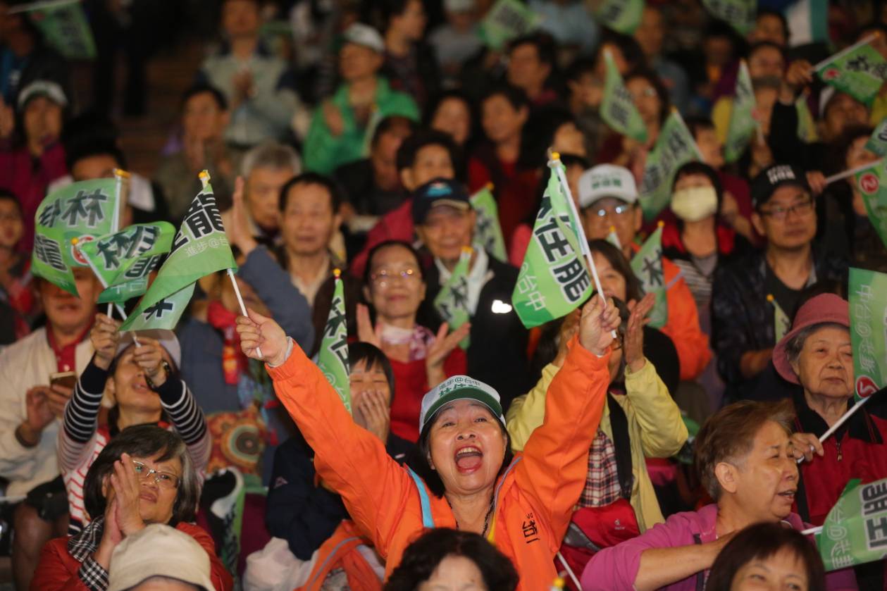 林佳龍選前之夜,主辦單位宣稱造勢晚會現場湧入3萬人,把圓滿戶外劇場擠滿。