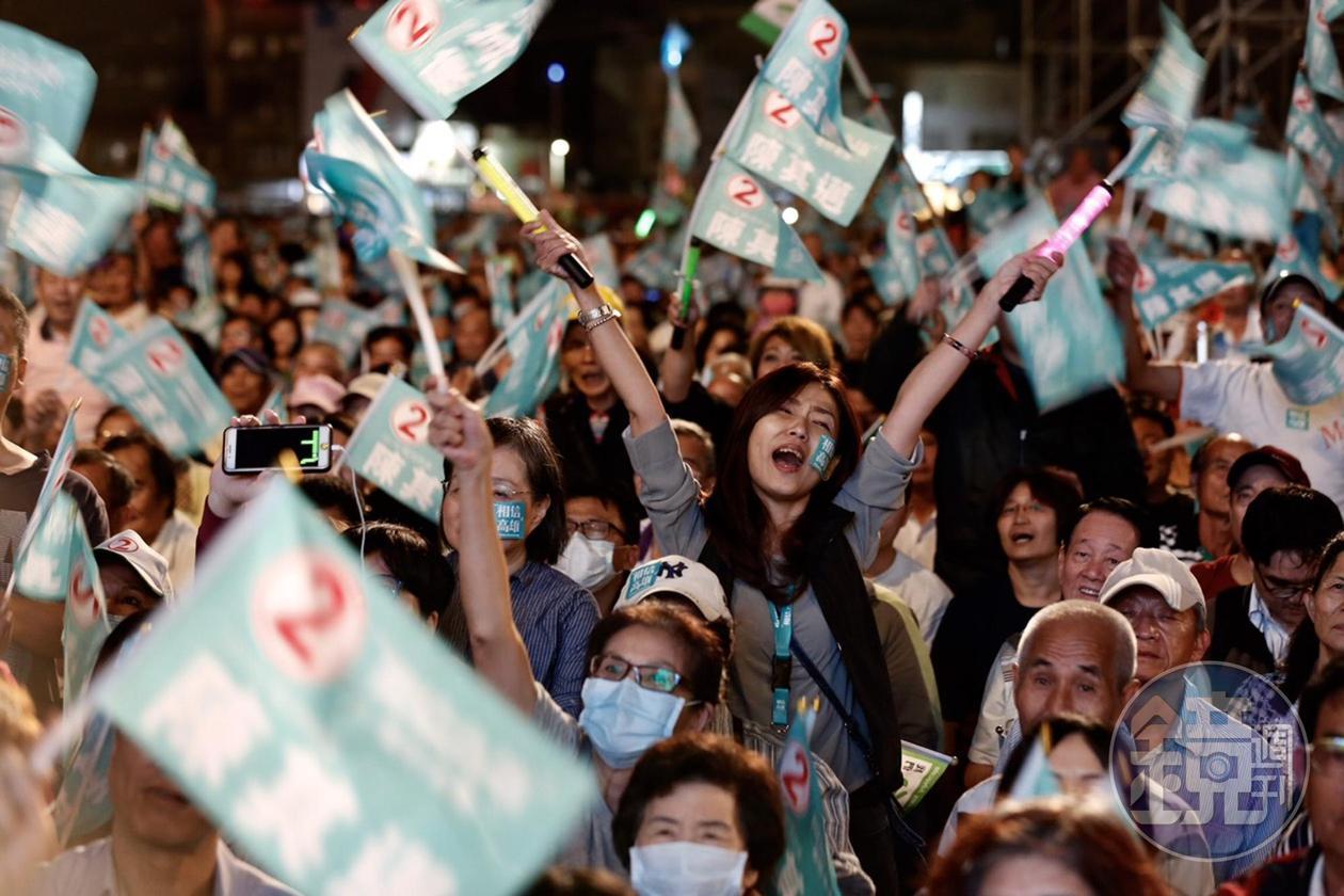 陳其邁在鳳山舉辦舉辦「We CARE高雄之夜」，現場湧入20萬支持民眾。