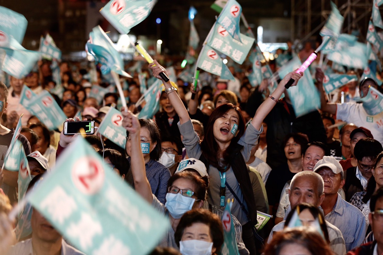 陳其邁在鳳山舉辦舉辦「We CARE高雄之夜」，現場湧入20萬支持民眾。