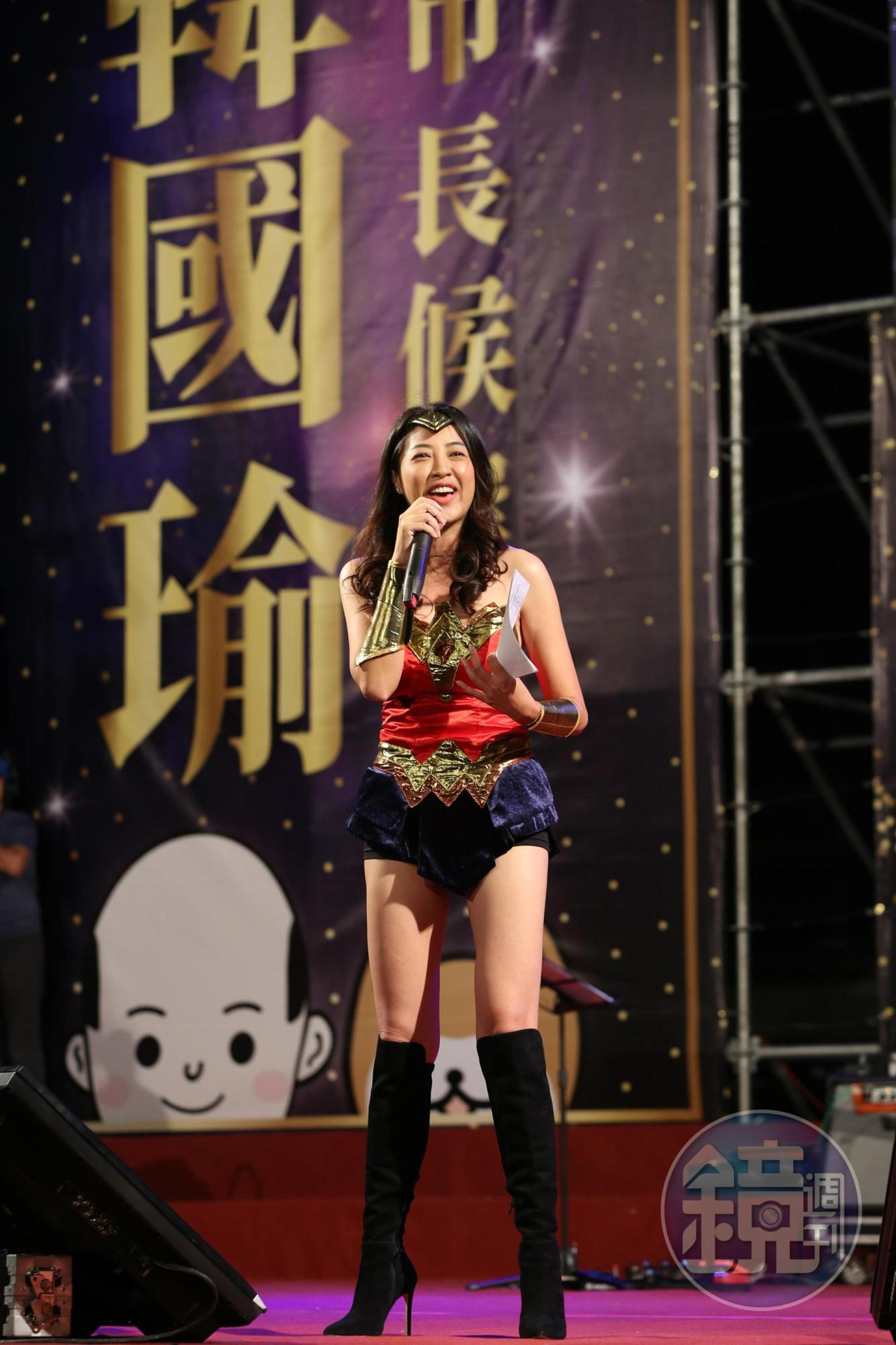 立委許淑華化身「神力女超人」主持韓國瑜選前之夜晚會。