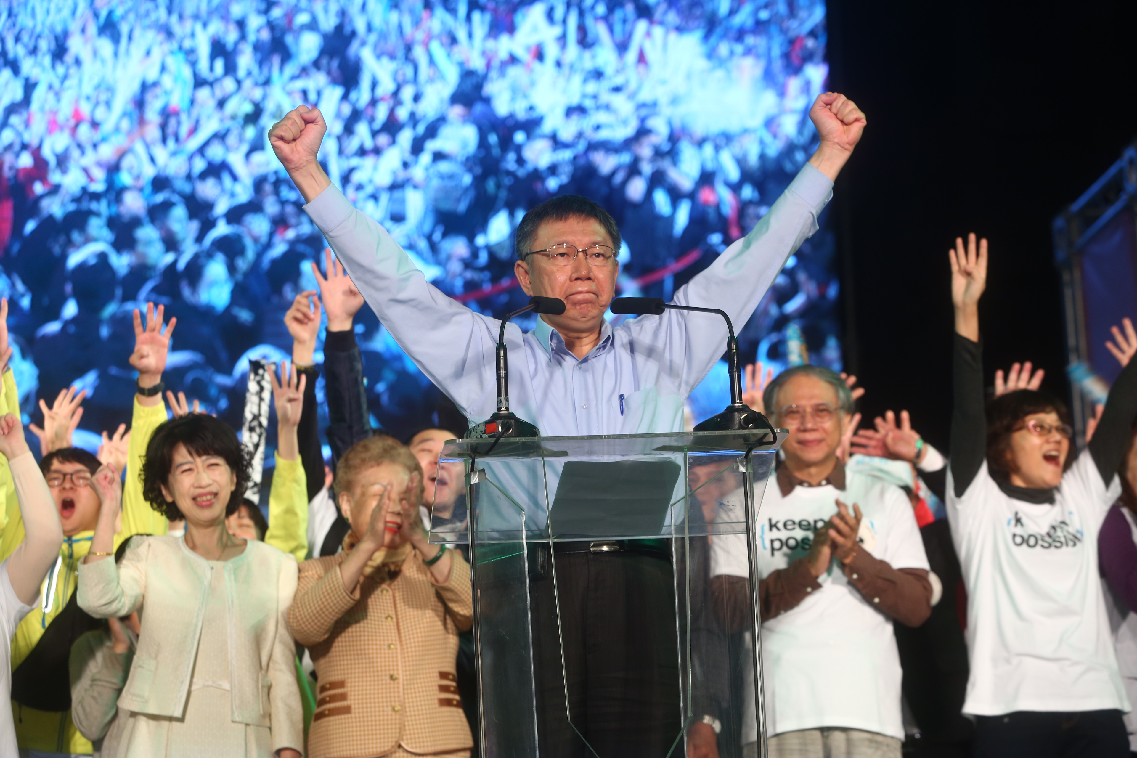 選前最後一夜，尋求連任的台北市長候選人柯文哲在四四南村舉辦大型晚會，呼籲選民超越藍綠，鞏固中道的白色力量。
