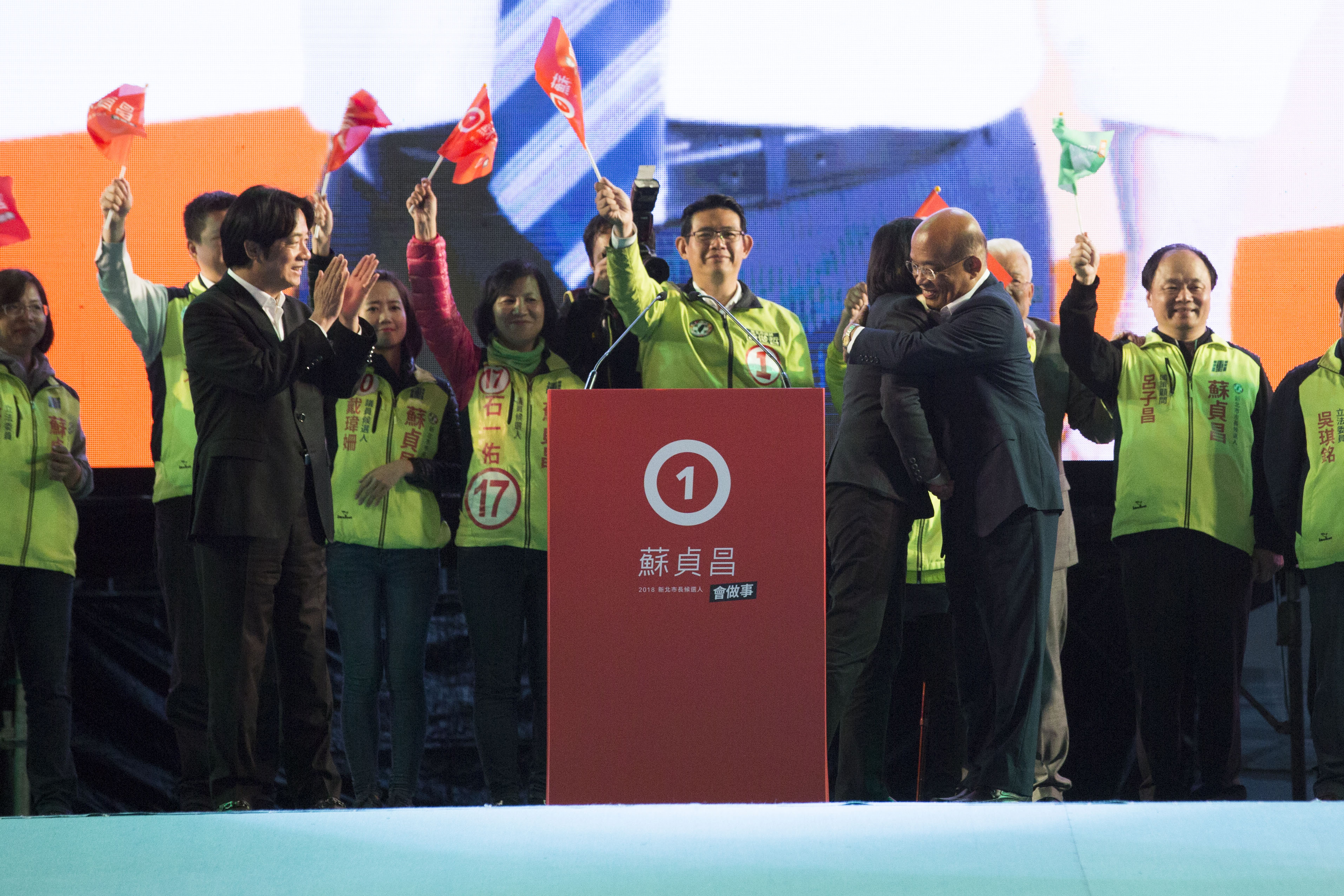 總統蔡英文和民進黨新北市長候選人蘇貞昌擁抱。
