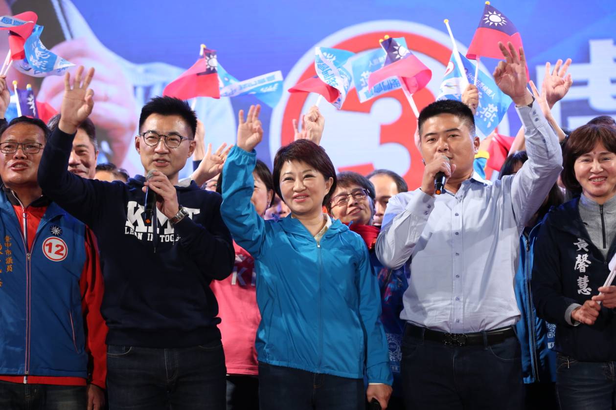 盧秀燕說，4年來，民進黨把台中搞得烏煙瘴氣、年輕人低薪過勞，令人忍無可忍，她決心挺身而出。