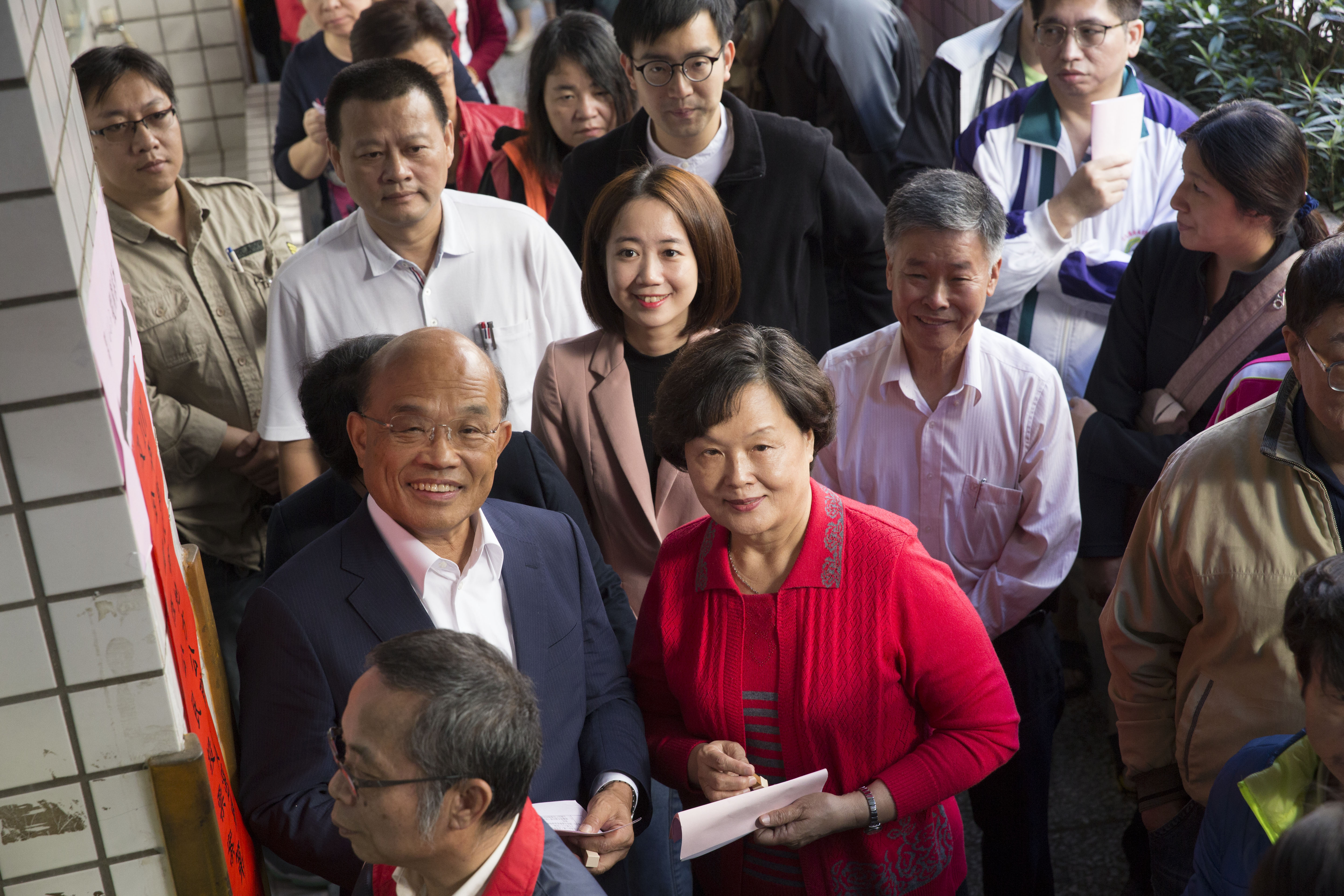 新北市長候選人蘇貞昌也帶著夫人出現投票所，現場也是排滿了許多民眾。（楊子磊攝影）