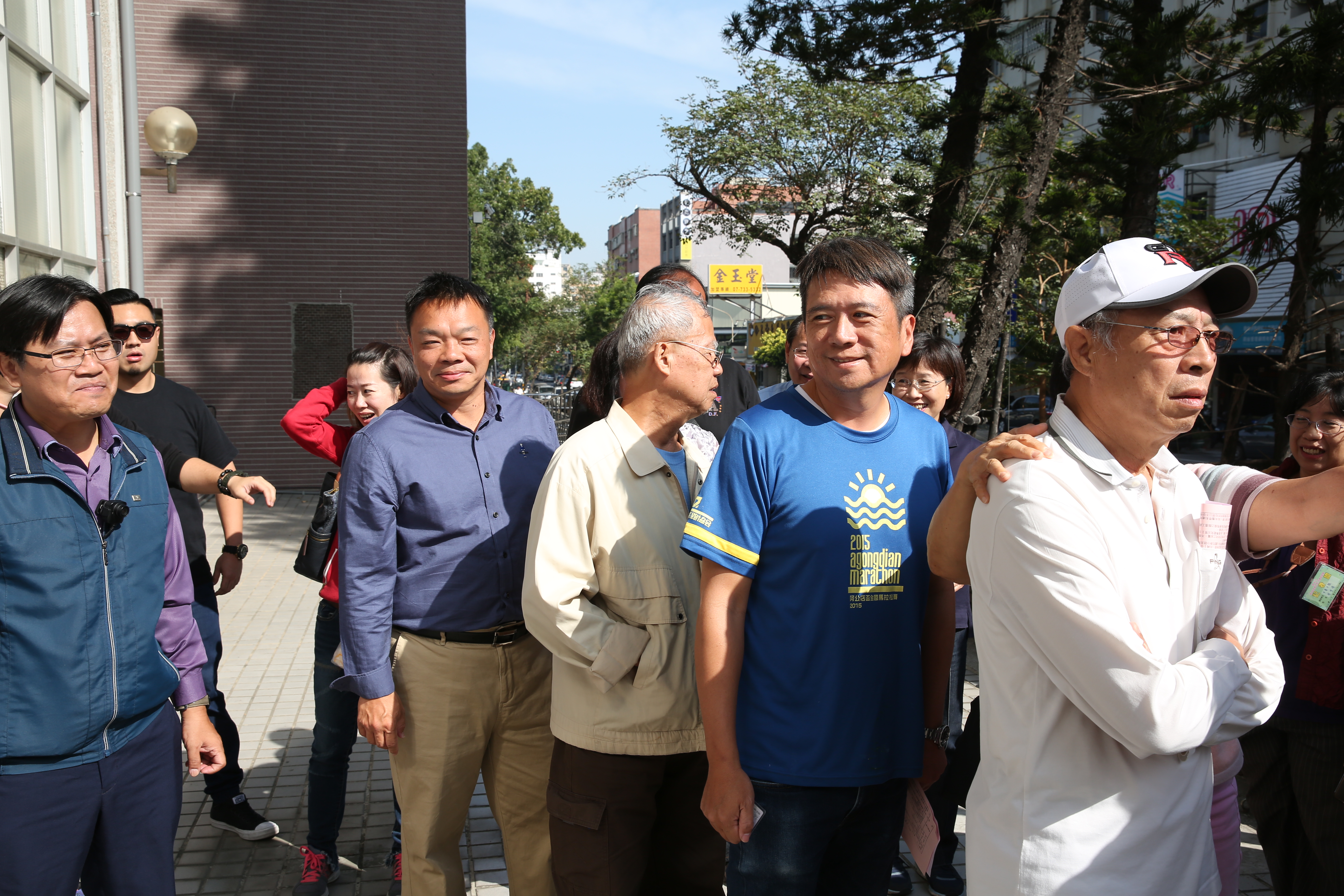 全台天氣相當不錯，台南市長候選人高思博一早就與民眾一同排隊。（董孟航攝影）
