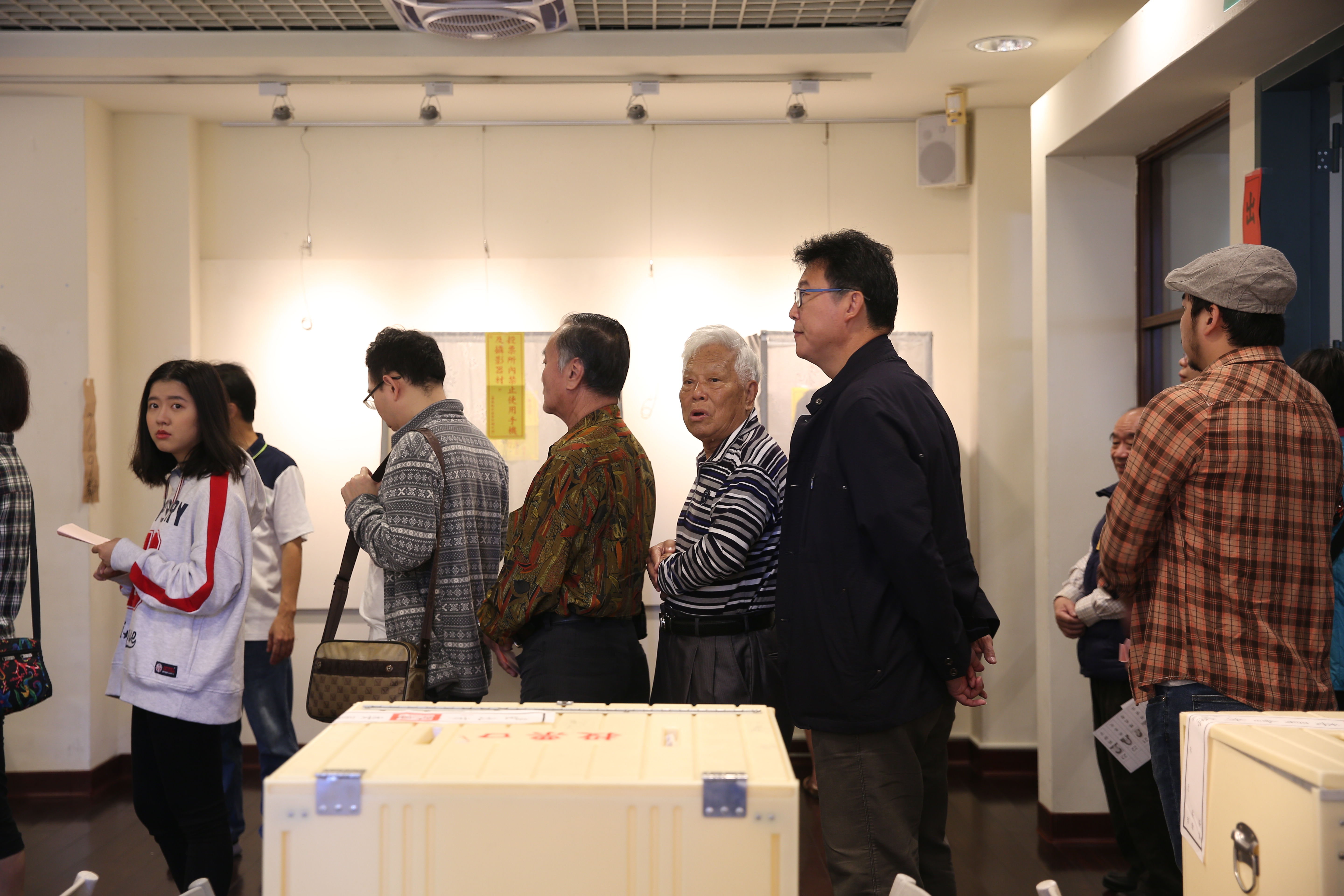 台北市長候選人姚文智與民眾一同排隊投票。（鄒保祥攝影）