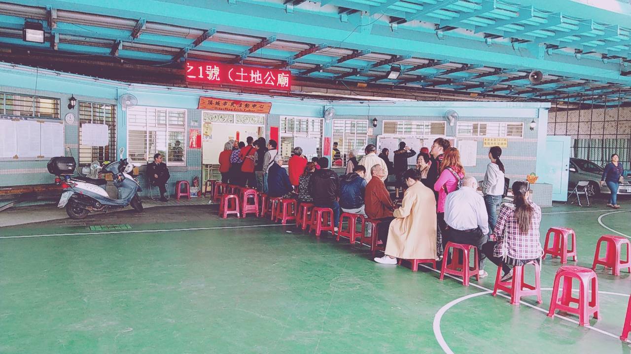 頂城活動中心湧入排隊人潮，卻傳出有民眾撕毀公投票。（翻攝畫面）