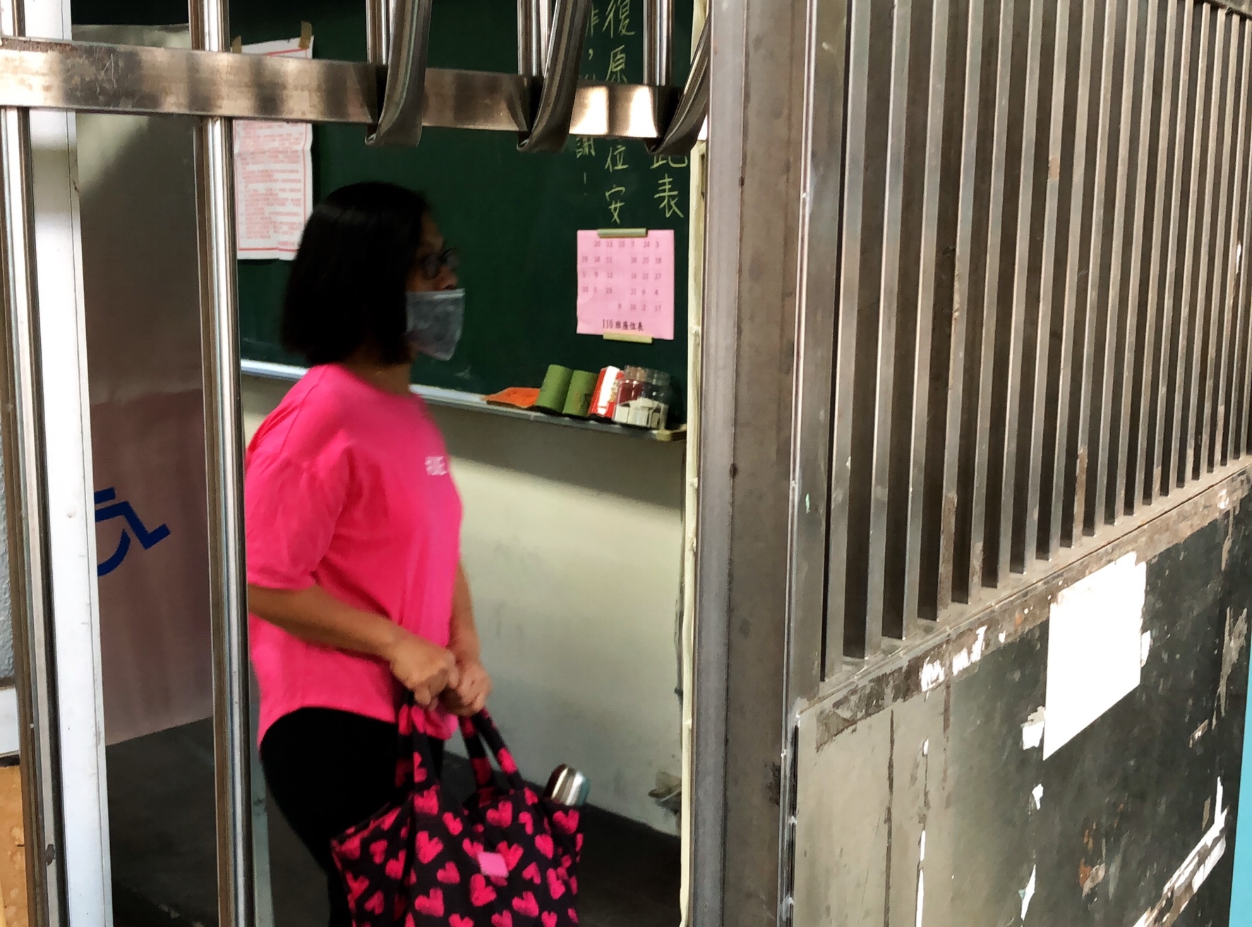 安坑國小投開票所遭反鎖，出動消防員鋸鐵窗。（翻攝畫面）