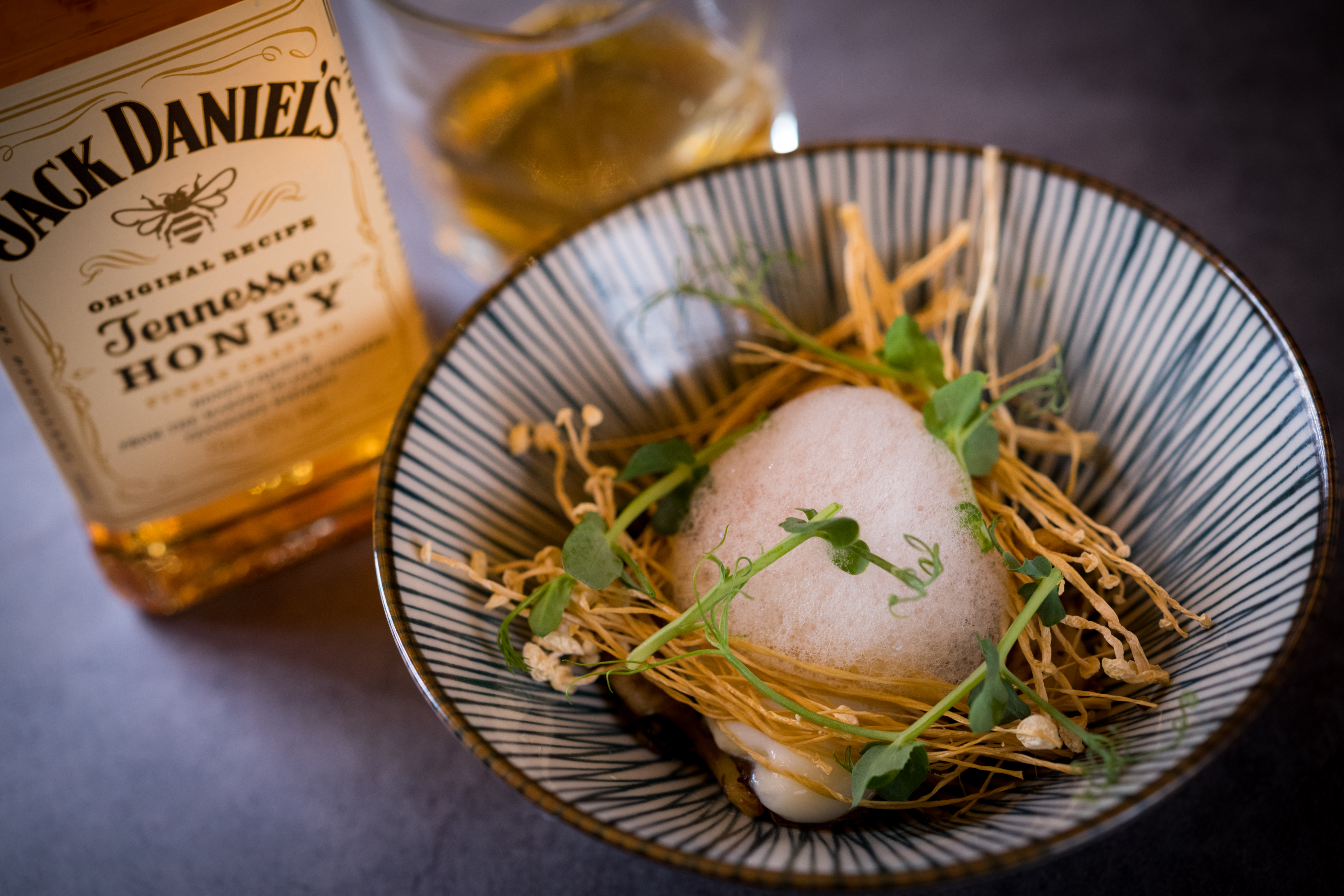 加入蜂蜜威士忌來炒菇，搭配溫泉蛋十分順口。