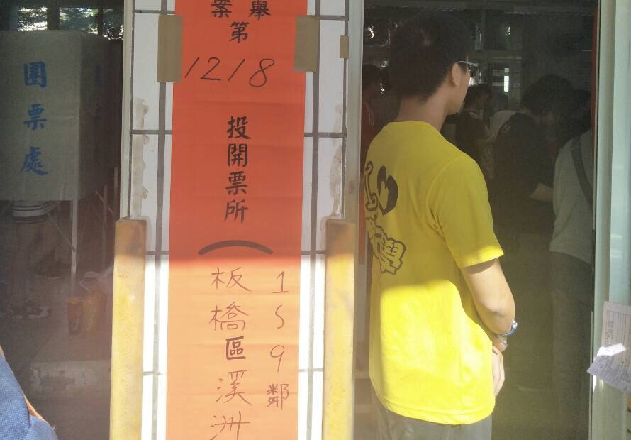 王男到溪洲國小投票，卻用手機拍攝選票。（翻攝畫面）