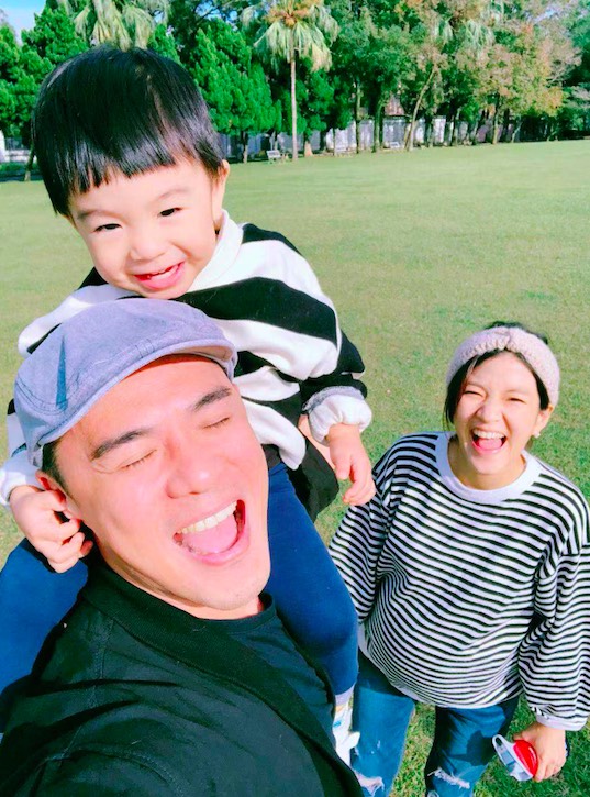 竇智孔和老婆幃幃婚後，有一個2歲兒子大福。（竇智孔提供）