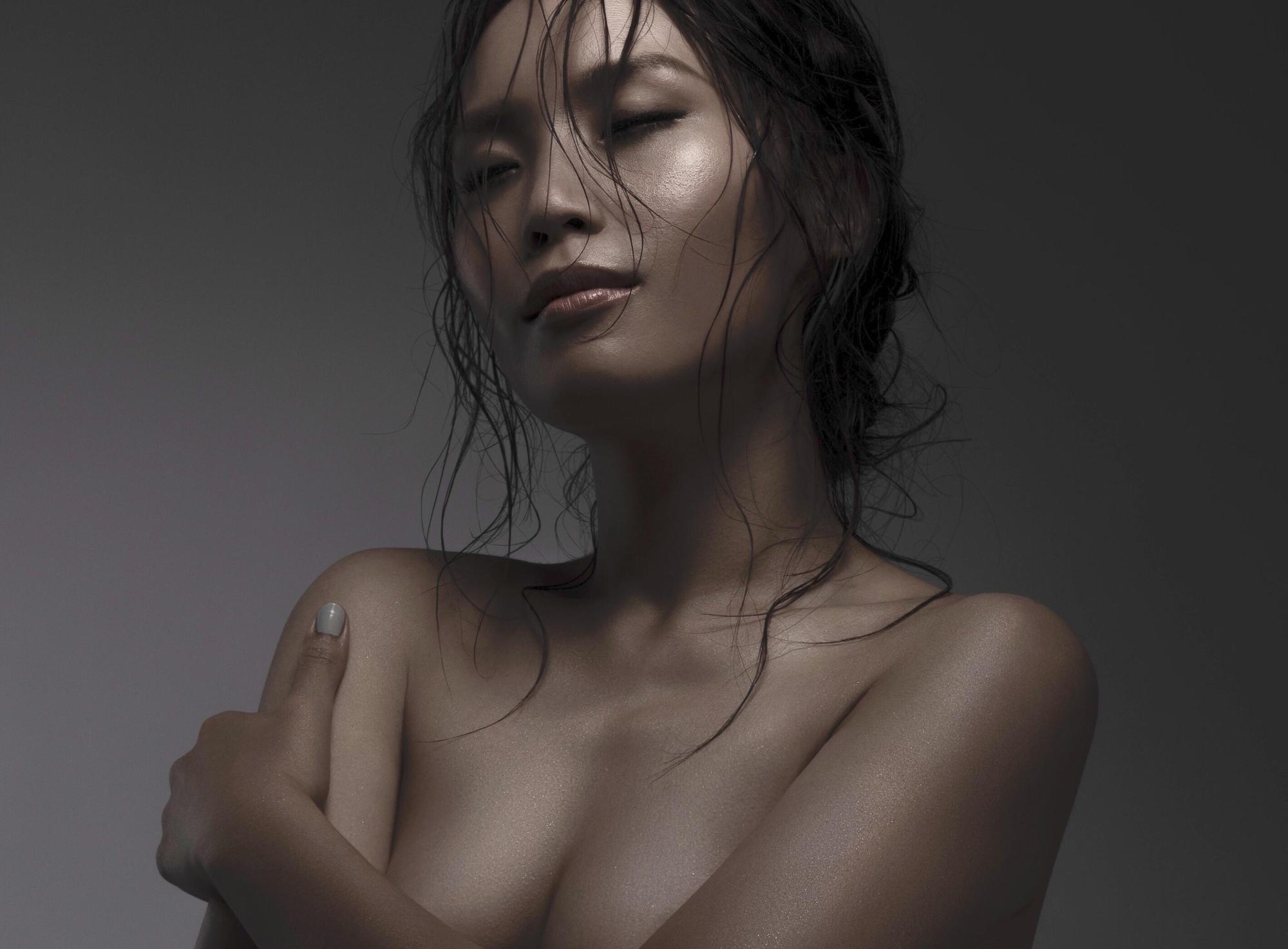 呂薔秀出美背不說,就連正面也拍了一張裸肌捧胸照。(愛貝克斯提供)