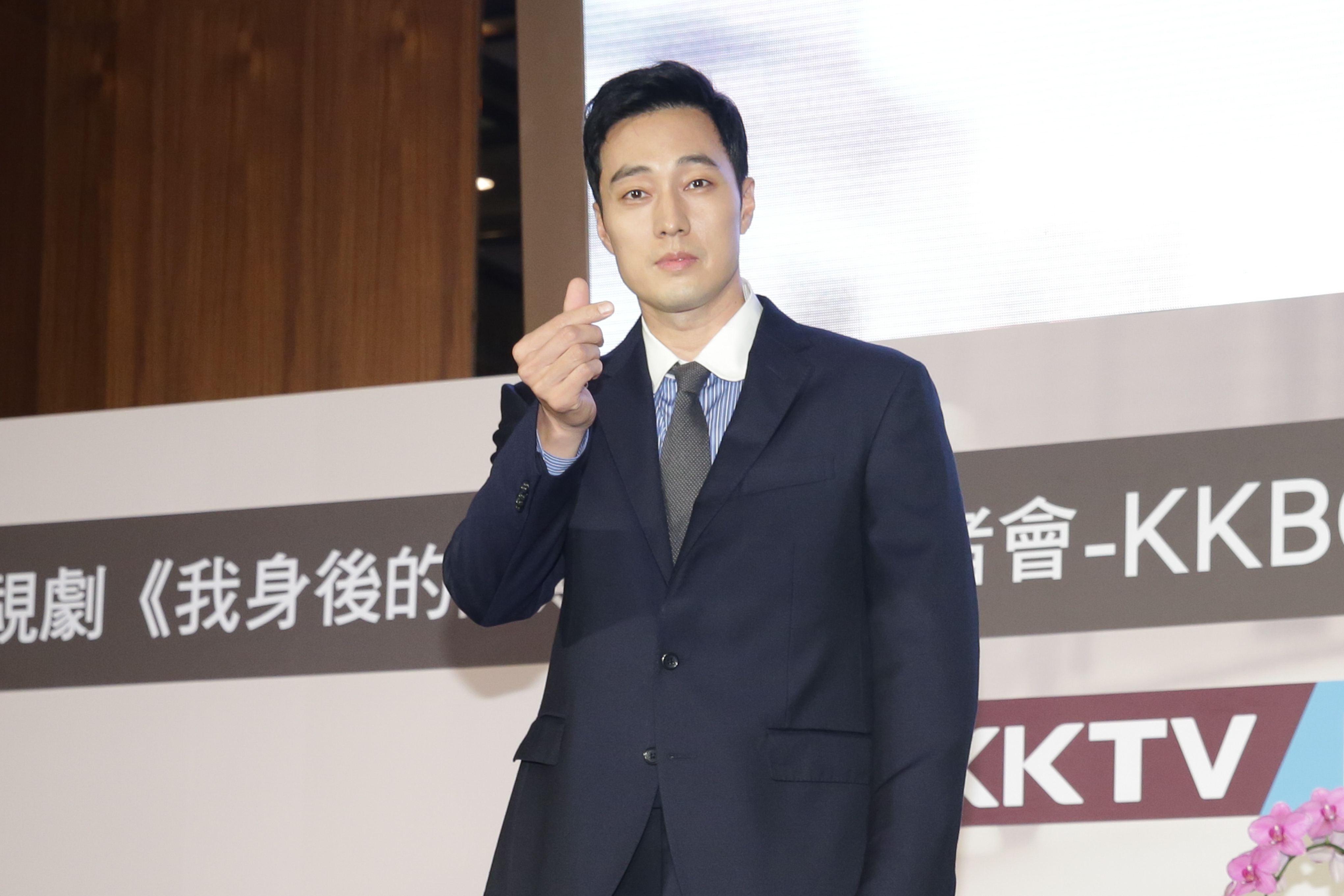 蘇志燮為KKTV《我身後的陶斯》來台出席記者會。