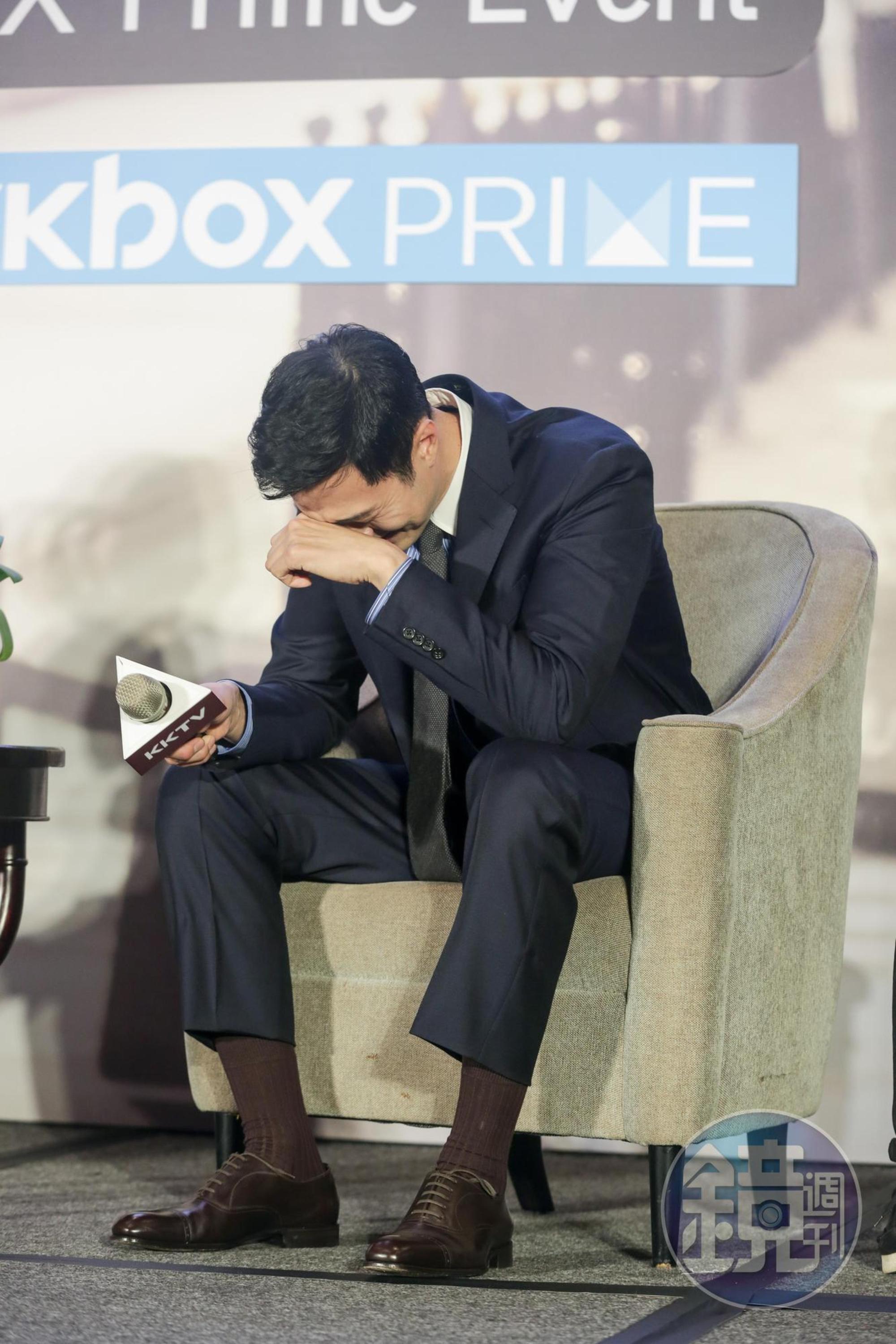 蘇志燮說完：「不用擔心，陶斯會在你身後守護著。」自己害羞到低頭狂笑。