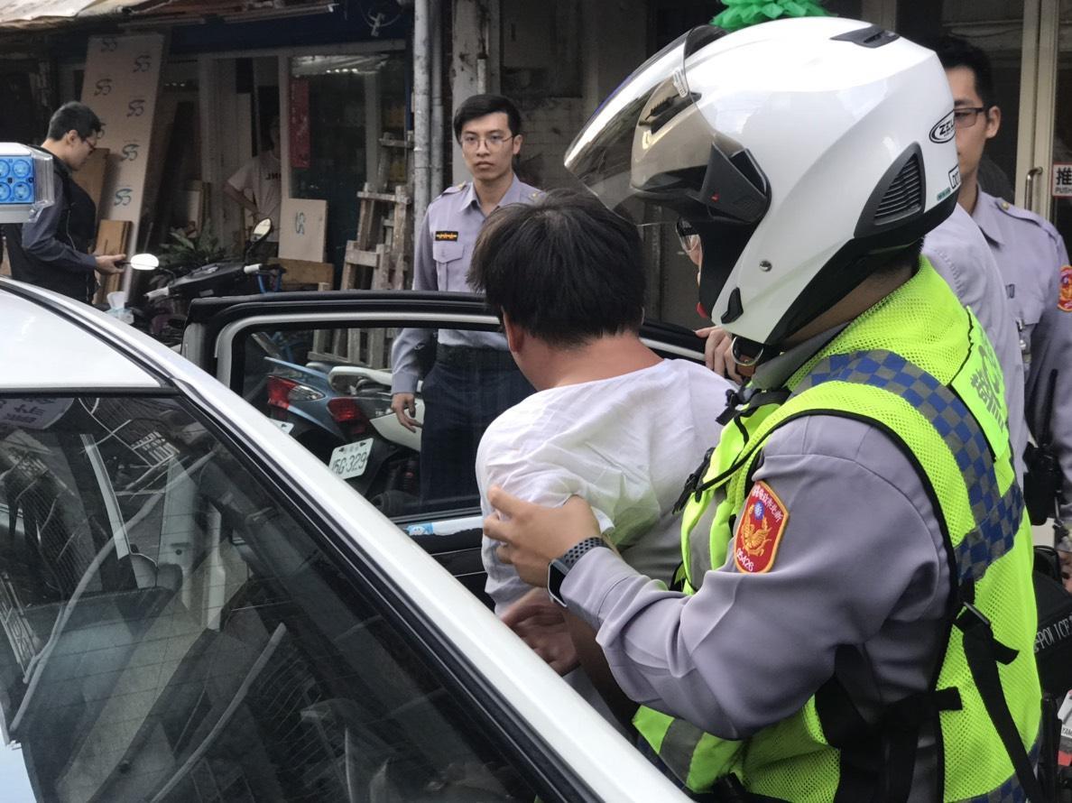 警方趕赴現場後鳴槍示警,逮捕行凶的廖男。(警方提供)