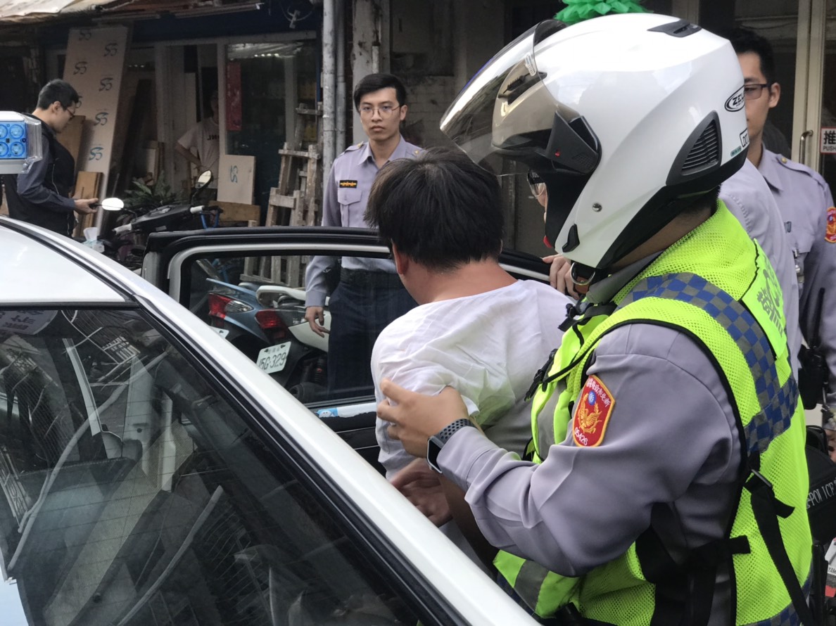 警方趕赴現場後鳴槍示警，逮捕行凶的廖男。（警方提供）