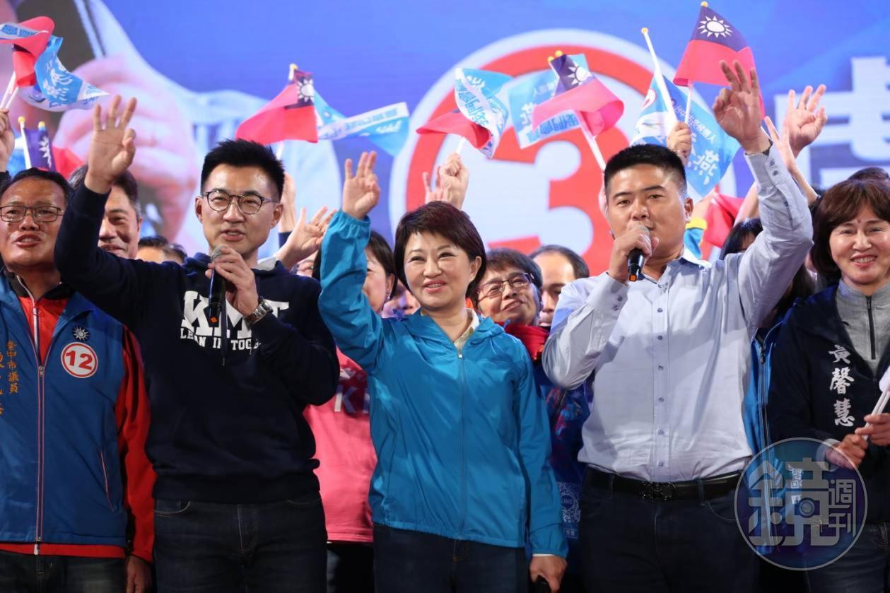 台中市長選舉，藍營的盧秀燕（前排左3）以黑馬之姿，擊敗尋求連任的民進黨林佳龍，盧從省議員、立委到市長7連霸，堪稱「不敗女王」，也成為台中市升格後首位女市長。