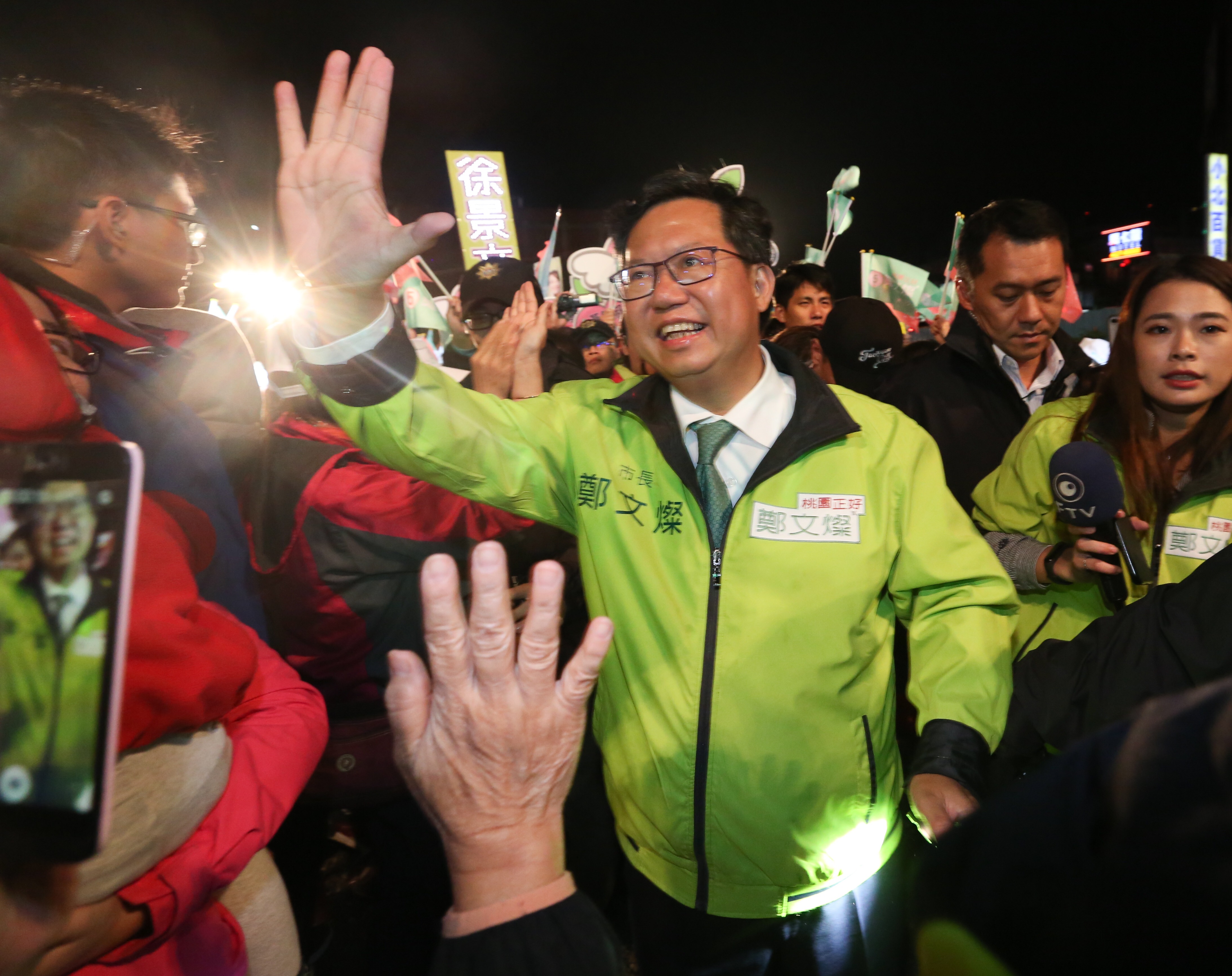 相對其他直轄市，桃園市選情相對穩定，尋求連任的鄭文燦穩紮穩打，靠政績牌順利獲得連任。