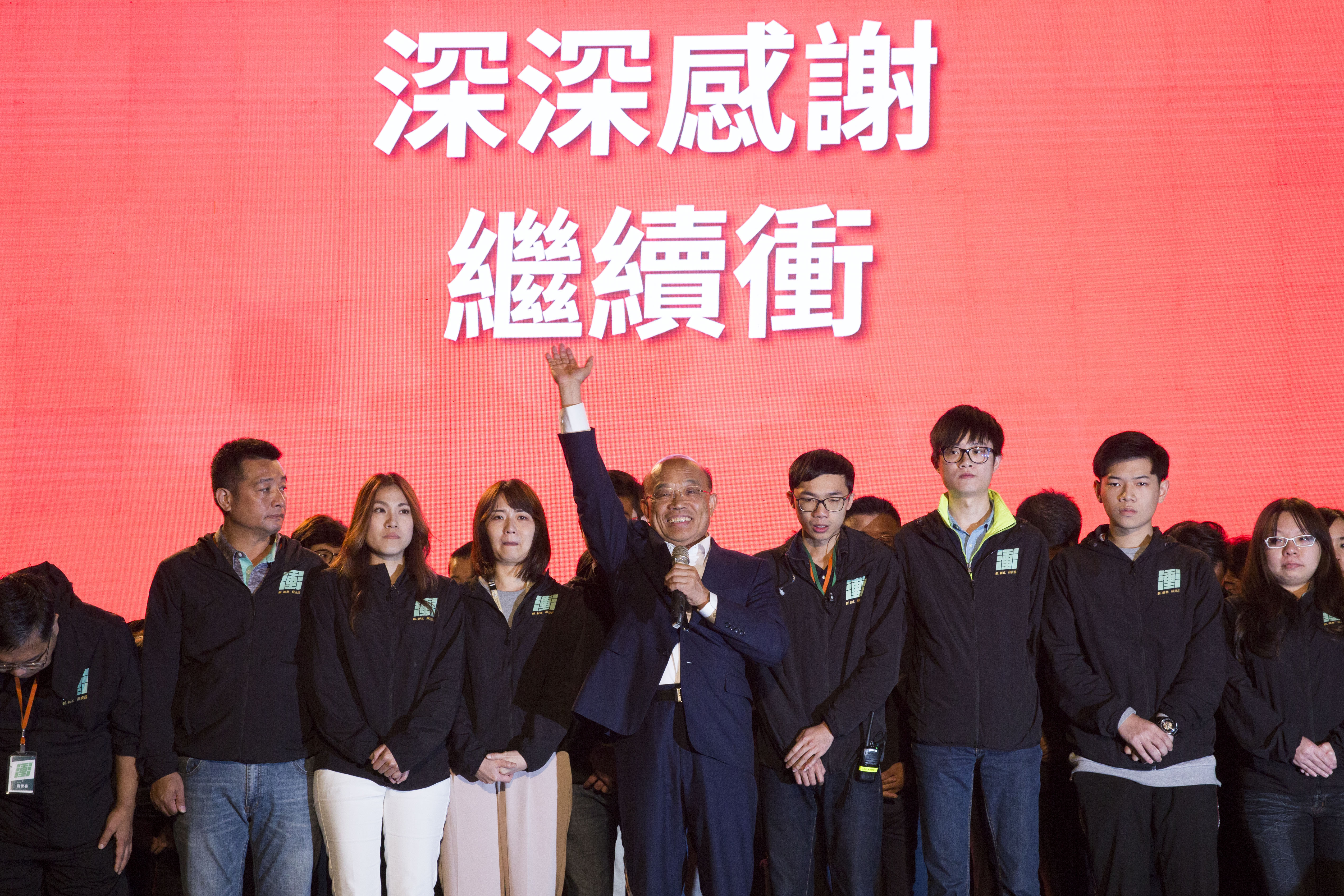 蘇貞昌攜手太太出面宣布敗選，並祝福對手侯友宜。