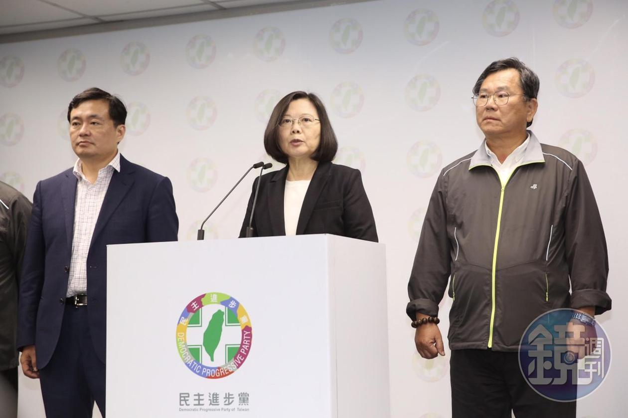 面對九合一選舉慘敗，一片綠地變藍天，稍早總統兼民進黨主席蔡英文（中）召開記者會，宣布辭去黨主席，右為選對會召集人陳明文，左為民進黨祕書長洪耀福。