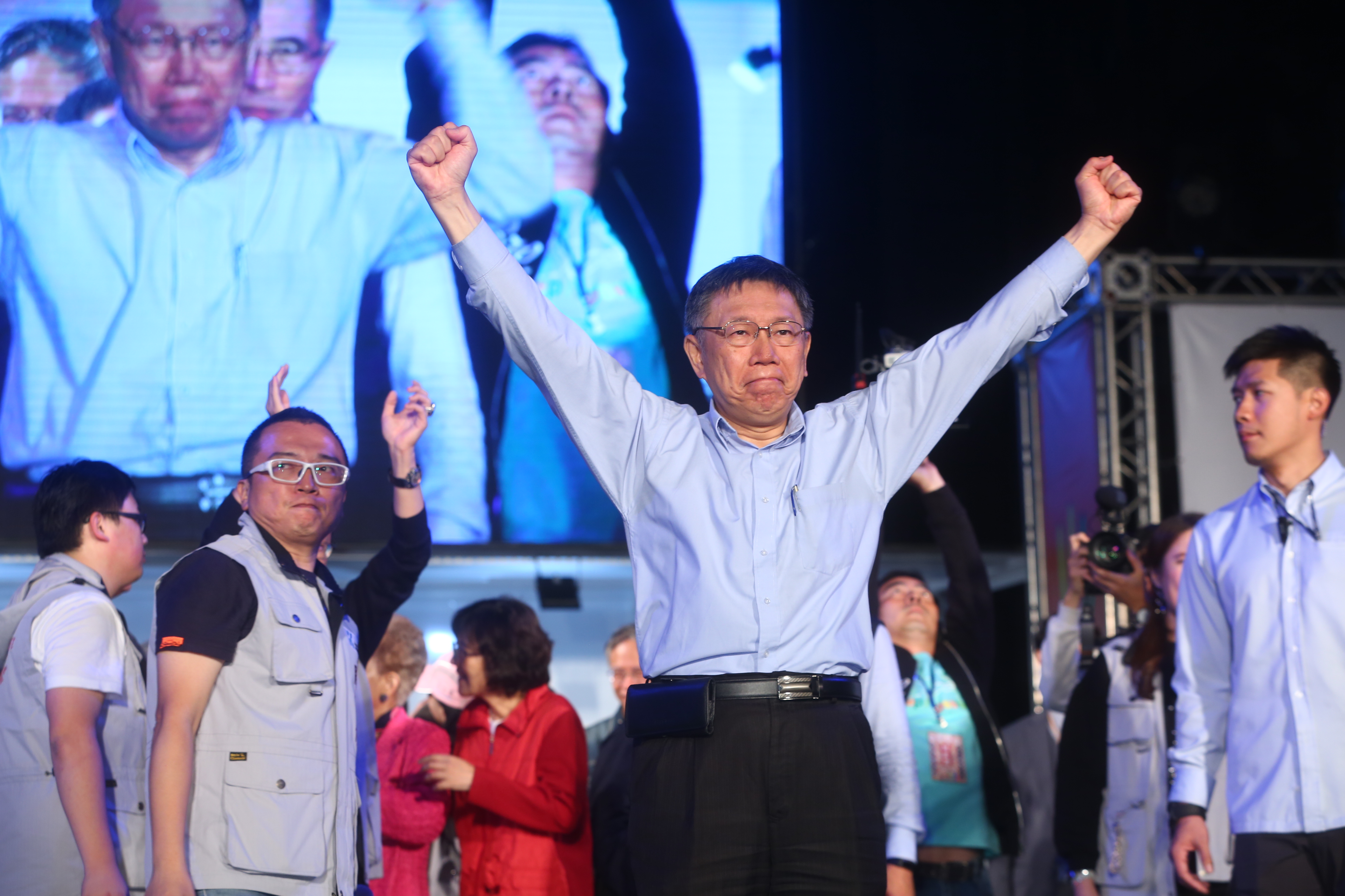 九合一搭配10個公投案，延誤台北市長選舉開票，直到深液2點半才開完，最終尋求連任的柯文哲才以約3千票極小的差距贏得選舉。