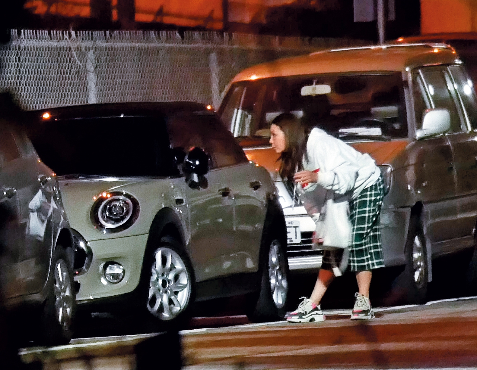 11月18日，23點42分，停完車後小甜甜仍不斷向內察看，感覺很放心不下車子停在路邊。