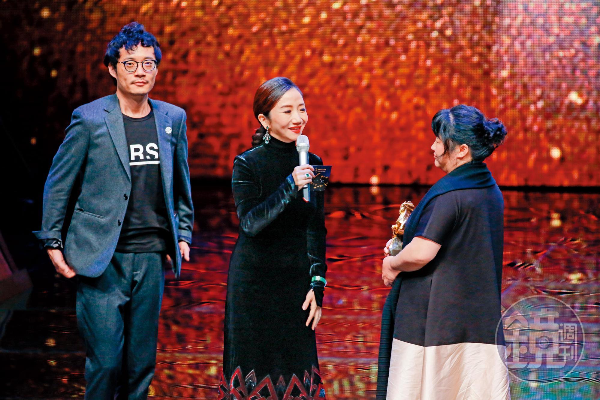 《大象席地而坐》已故導演胡波的母親（右）代兒上台領獎，陶子（中）貼心問候，對這位母親表達敬意。