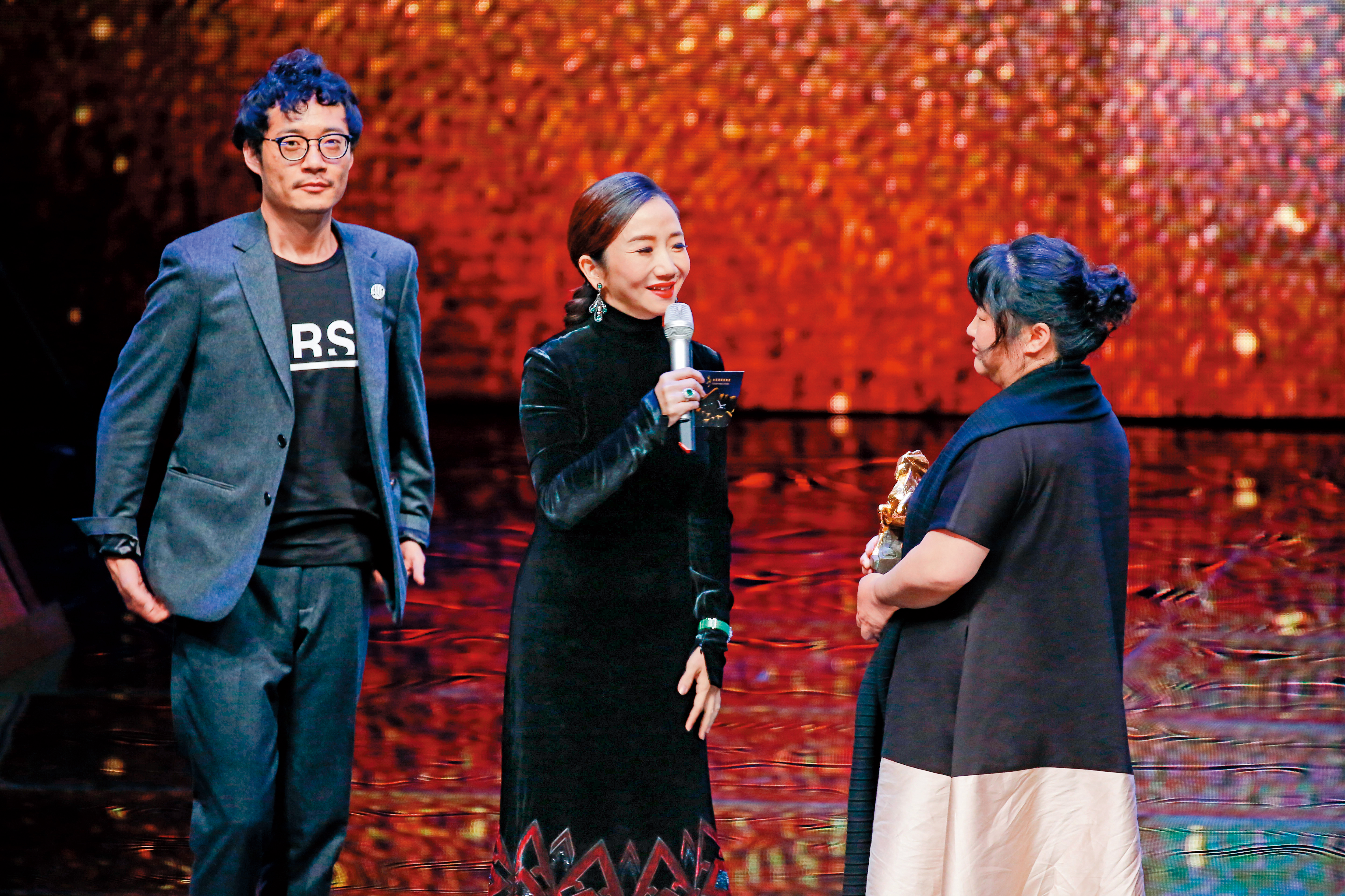 《大象席地而坐》已故導演胡波的母親(右)代兒上台領獎,陶子(中)貼心問候,對這位母親表達敬意。