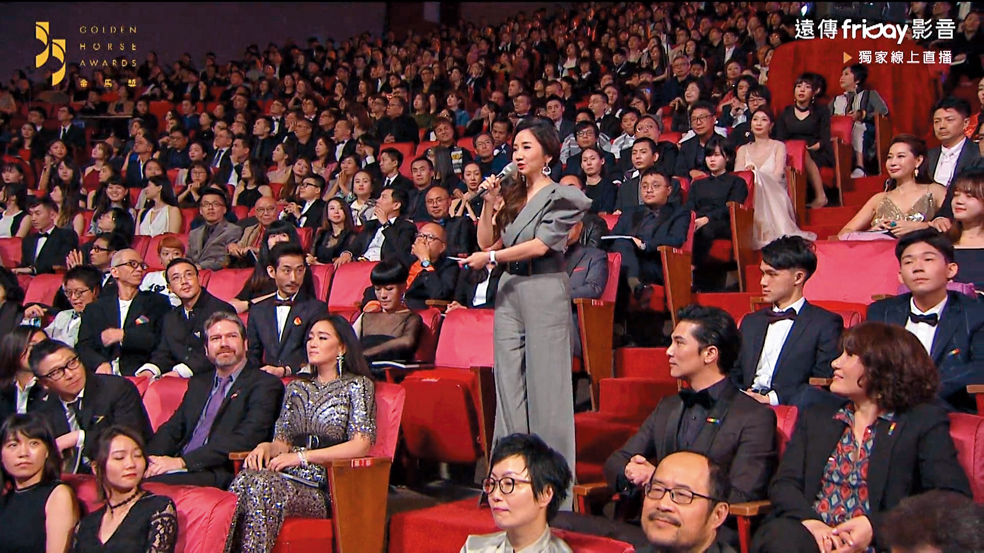 陶子在頒獎典禮上介紹評審團，卻沒有介紹主席鞏俐，引發對岸酸民不滿，認為陶子瞧不起鞏俐。（翻攝自Friday影音）
