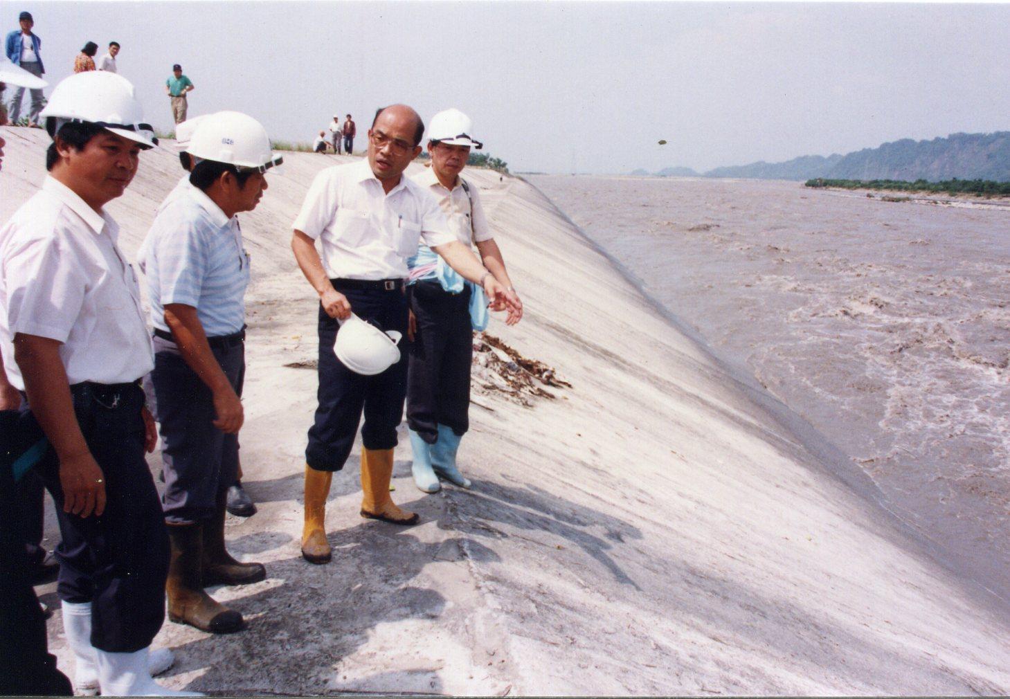 1992年,擔任屏東縣長時期的蘇貞昌在地方上巡察。(蘇貞昌提供)