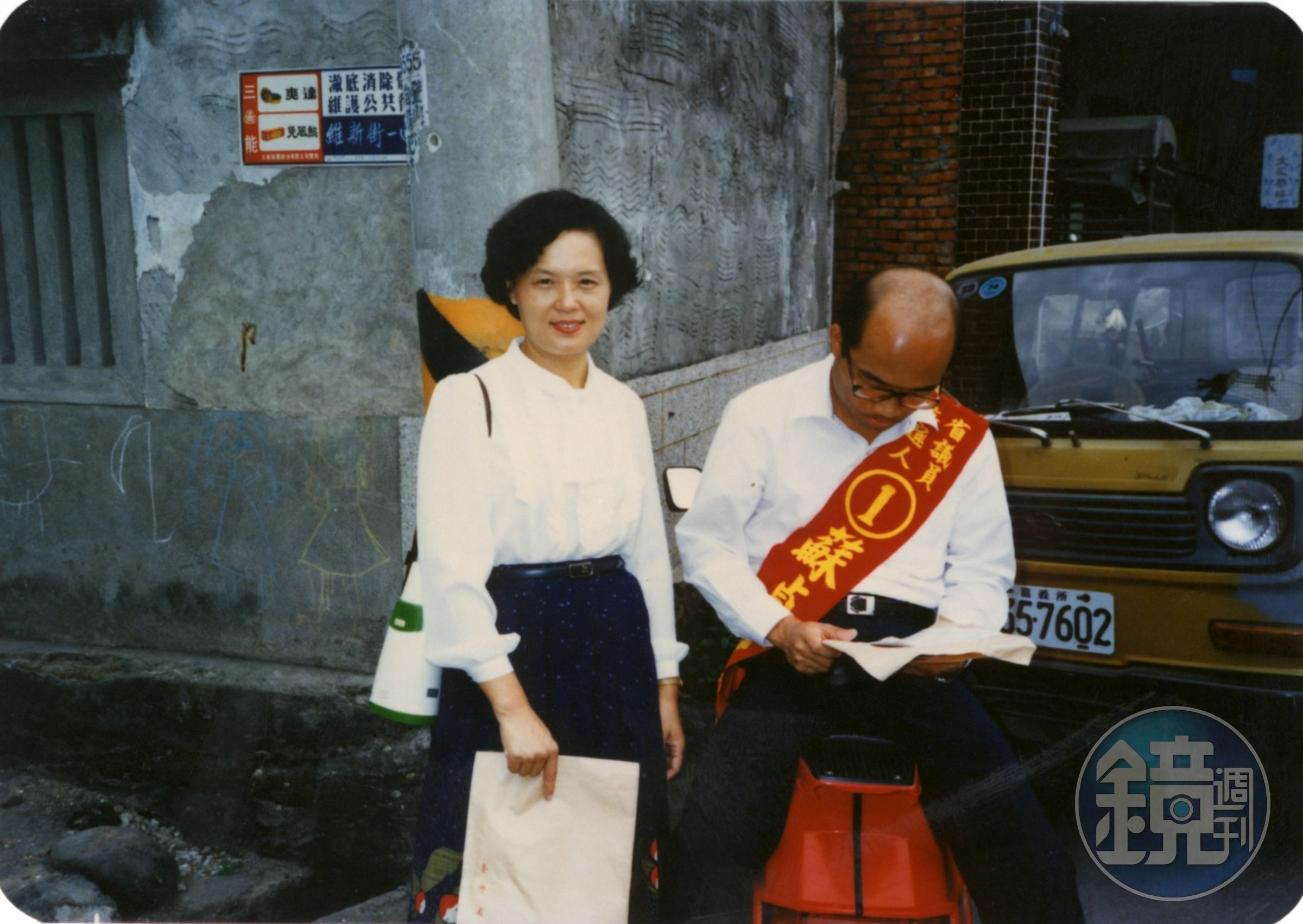 80年代，蘇貞昌競選屏東省議員，妻子詹秀齡陪著他四處拜票。（蘇貞昌提供）