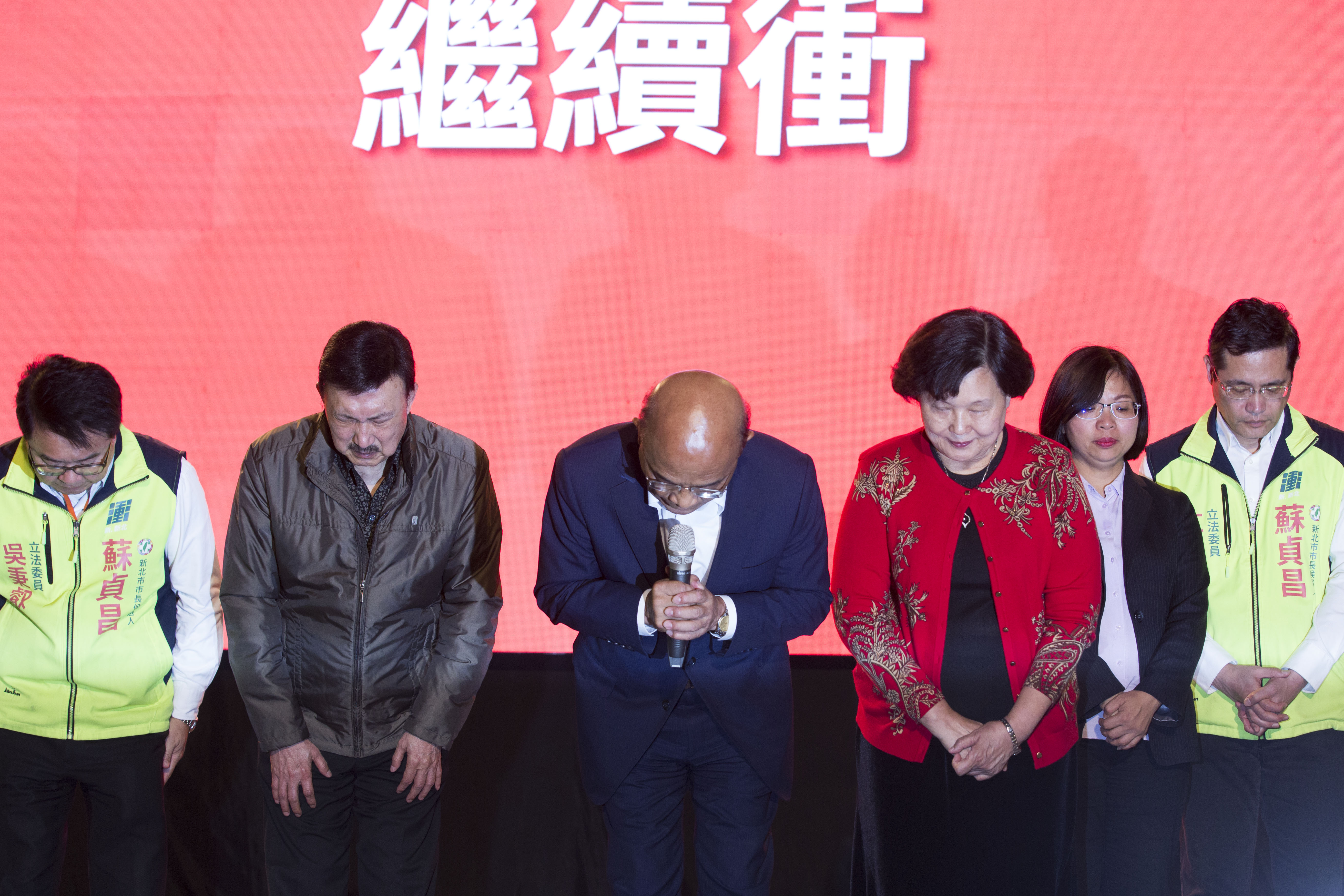 開票之夜，蘇貞昌發表落選感言，在台上深深一鞠躬，不忘鼓勵人民要持續對台灣的民主與未來懷抱信心。